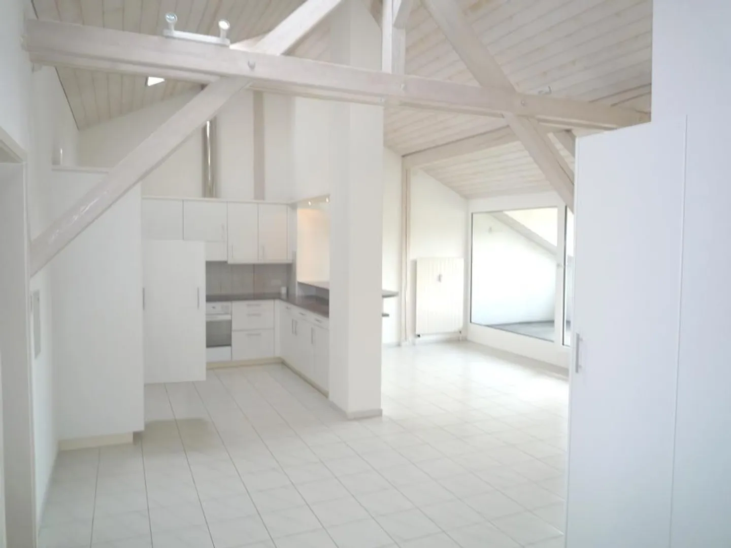 Stadtnahe 3.5-ZW à 96 m² zuoberst im 6. OG - Foto 2 von 7
