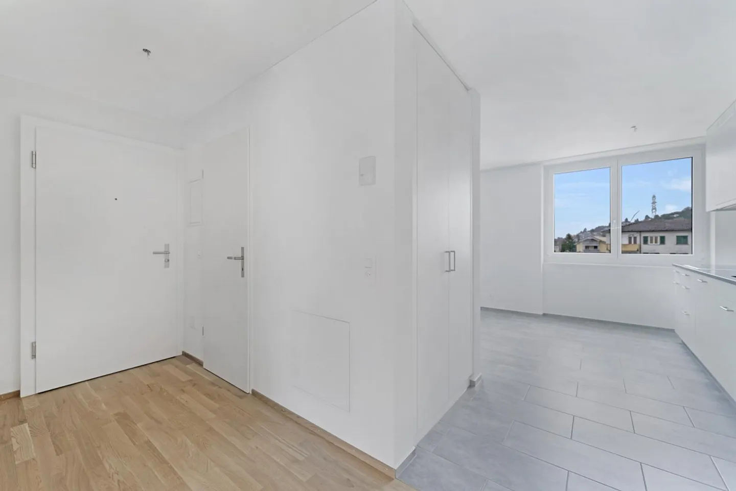 Spacious apartment with modern amenities - Photo 3 of 9