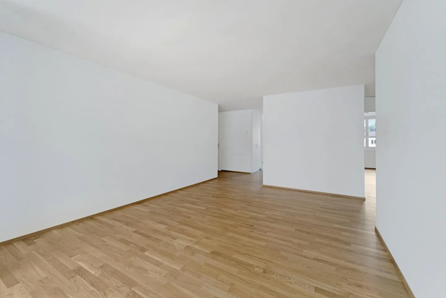 Spacious apartment with modern amenities - Photo 4 of 9