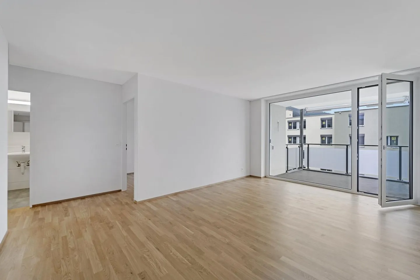 Spacious apartment with modern amenities - Photo 5 of 9