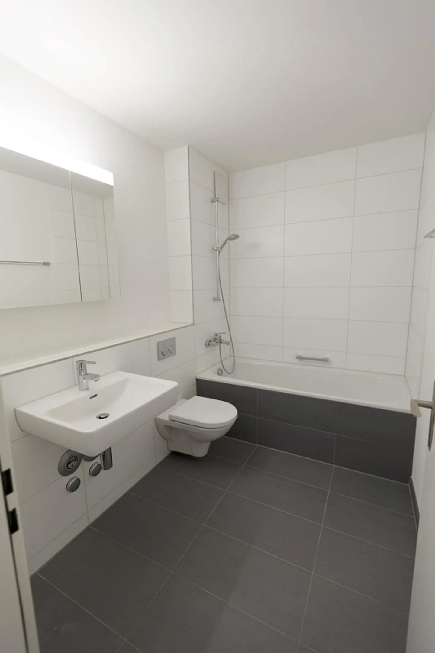 Modern Apartment in Quiet Area - Photo 3 of 6