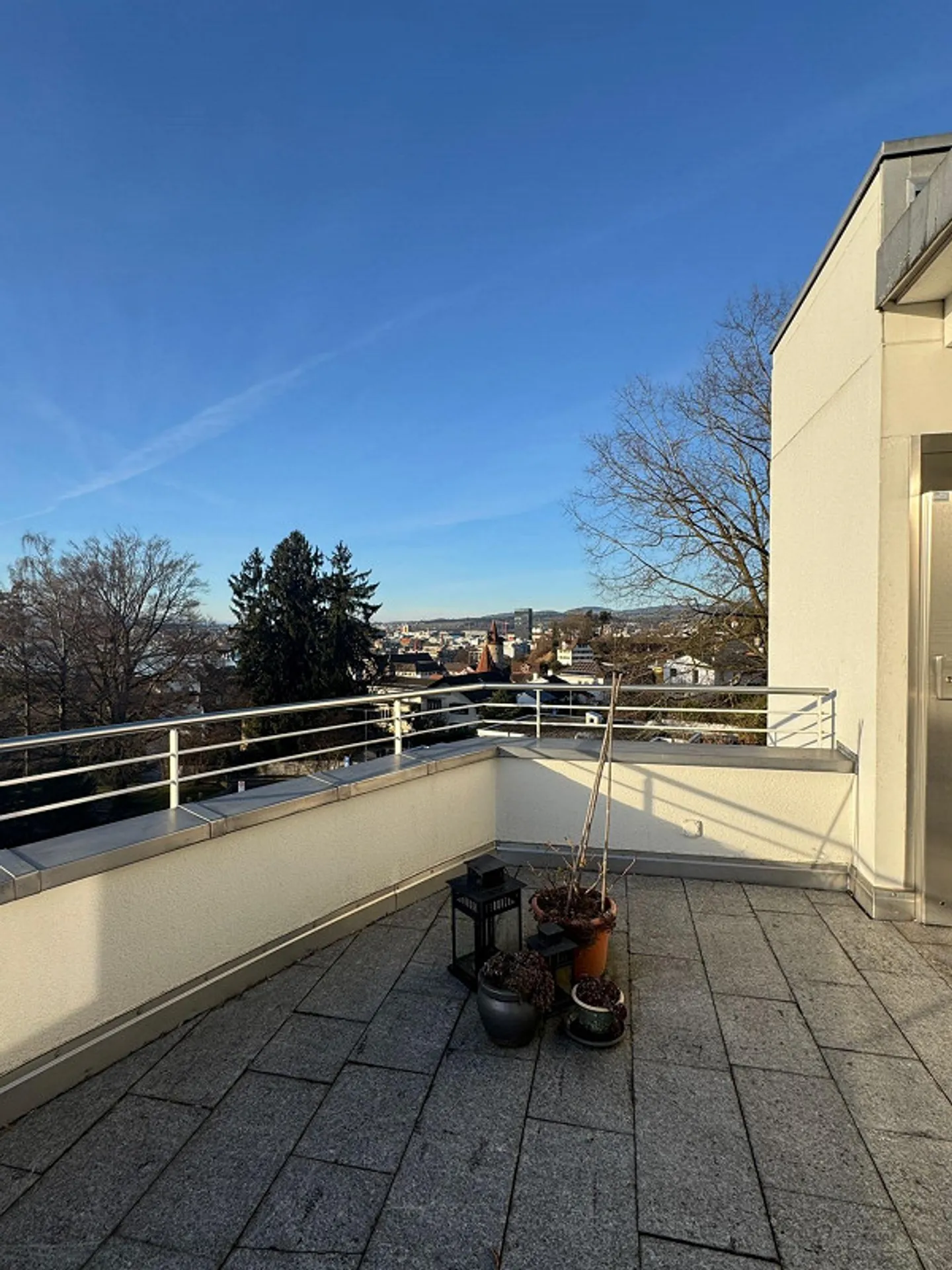 Appartement penthouse spacieux et lumineux de 3,5 pièces avec grande terrasse - Photo 2 sur 13