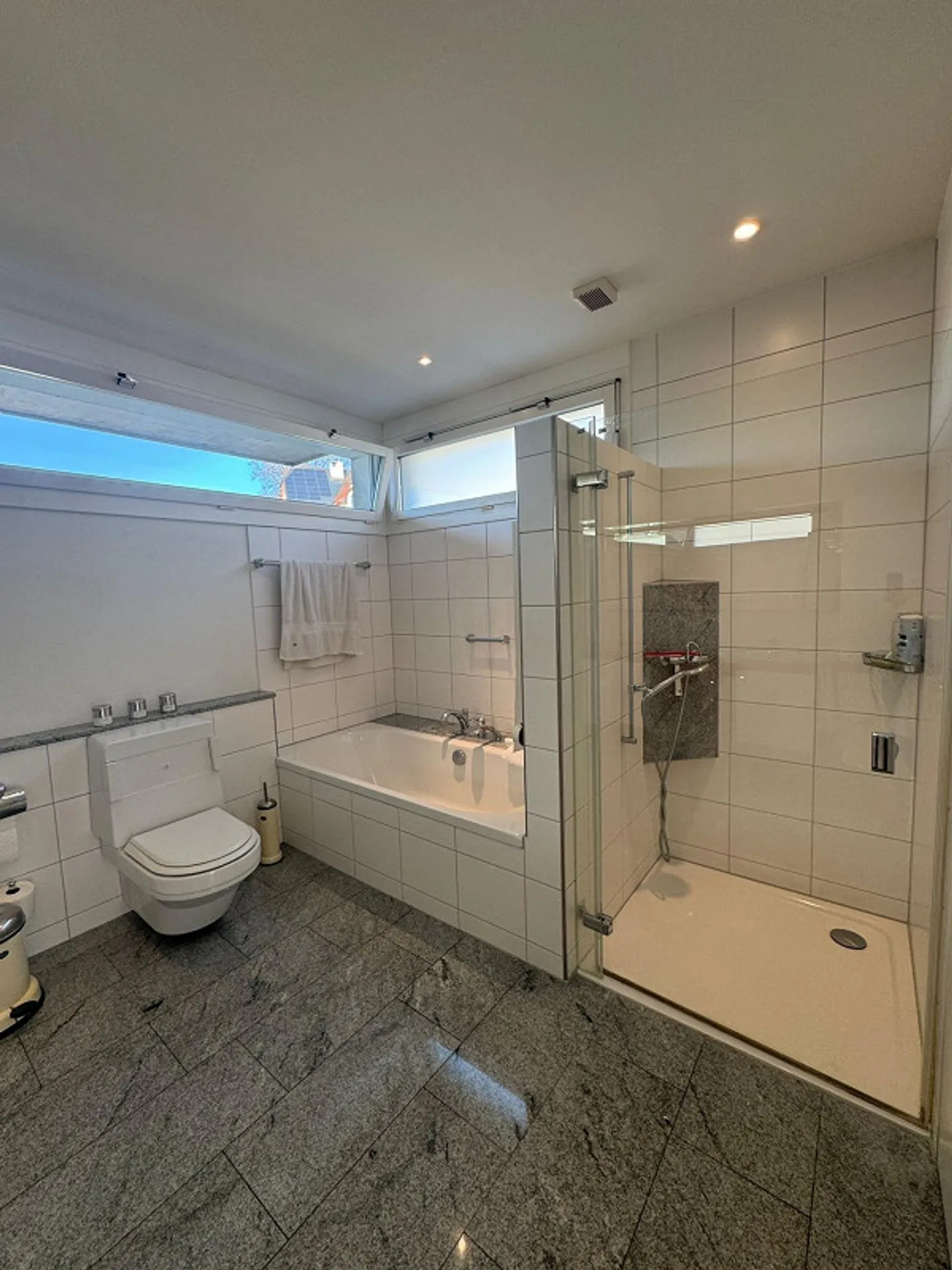 Appartement penthouse spacieux et lumineux de 3,5 pièces avec grande terrasse - Photo 3 sur 13