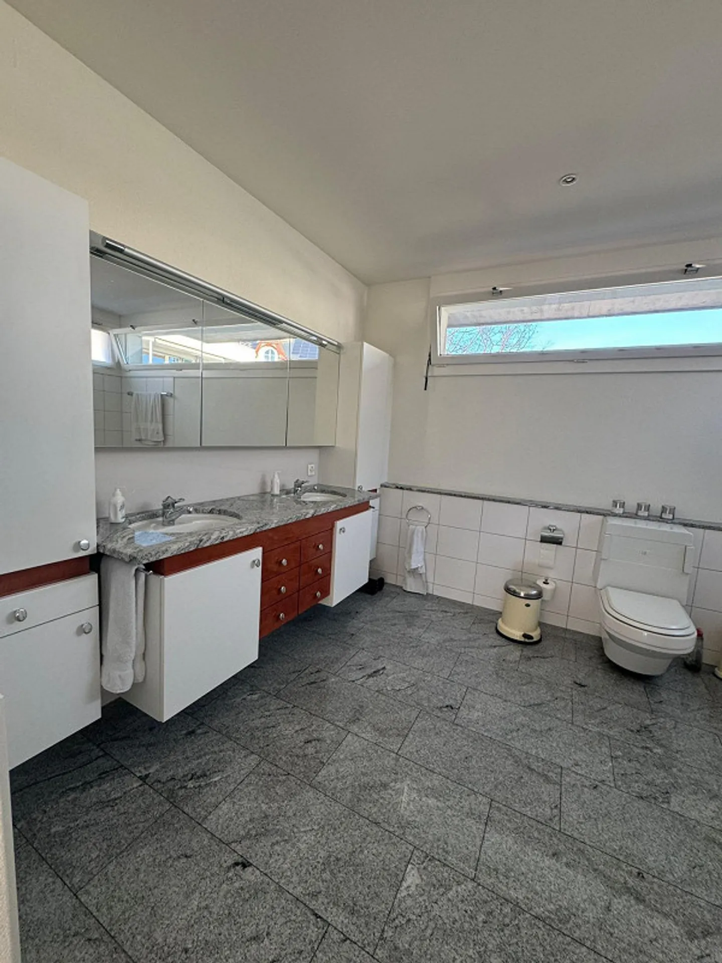 Appartement penthouse spacieux et lumineux de 3,5 pièces avec grande terrasse - Photo 4 sur 13