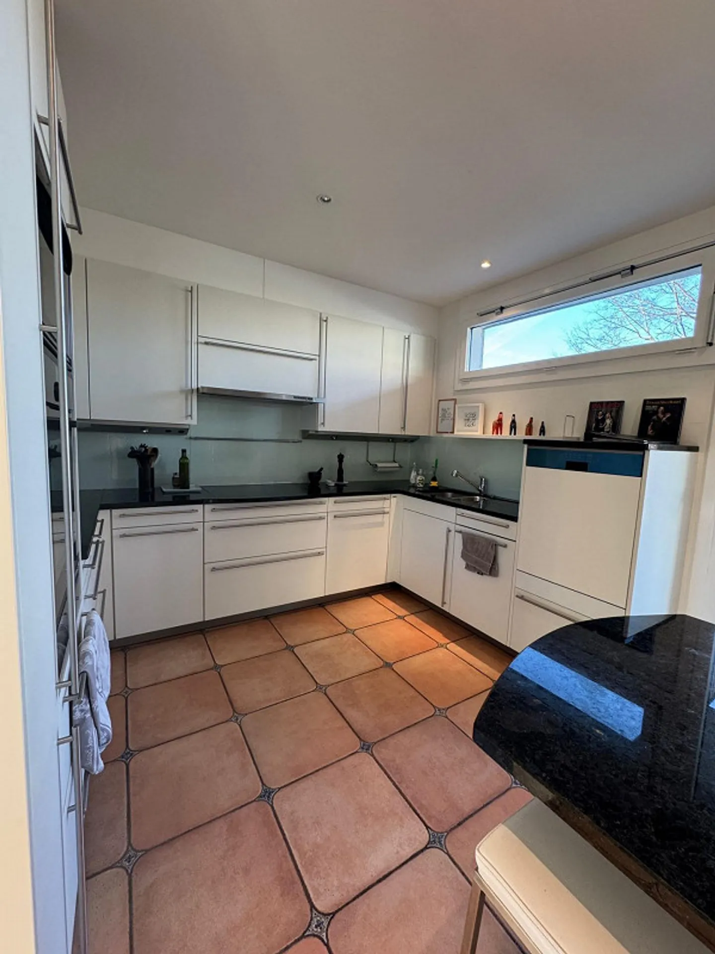 Appartement penthouse spacieux et lumineux de 3,5 pièces avec grande terrasse - Photo 11 sur 13