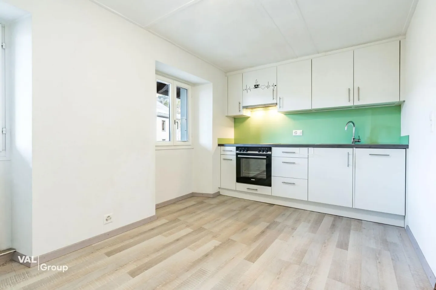 Charming renovated apartment - Photo 7 of 11