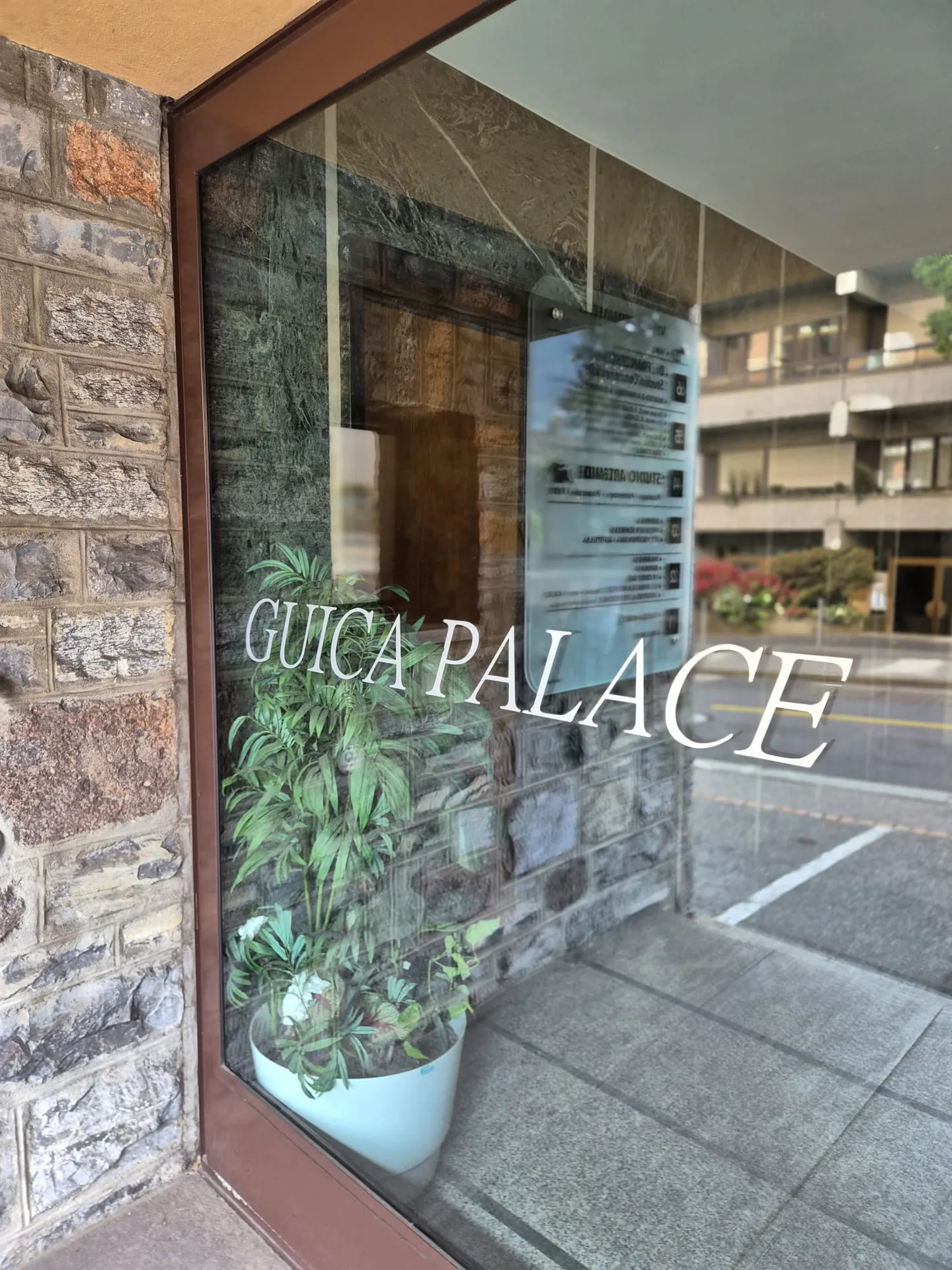 LUGANO CENTRO - UFFICIO CON 4.5 STANZE IN AFFITTO - Foto 2 di 9