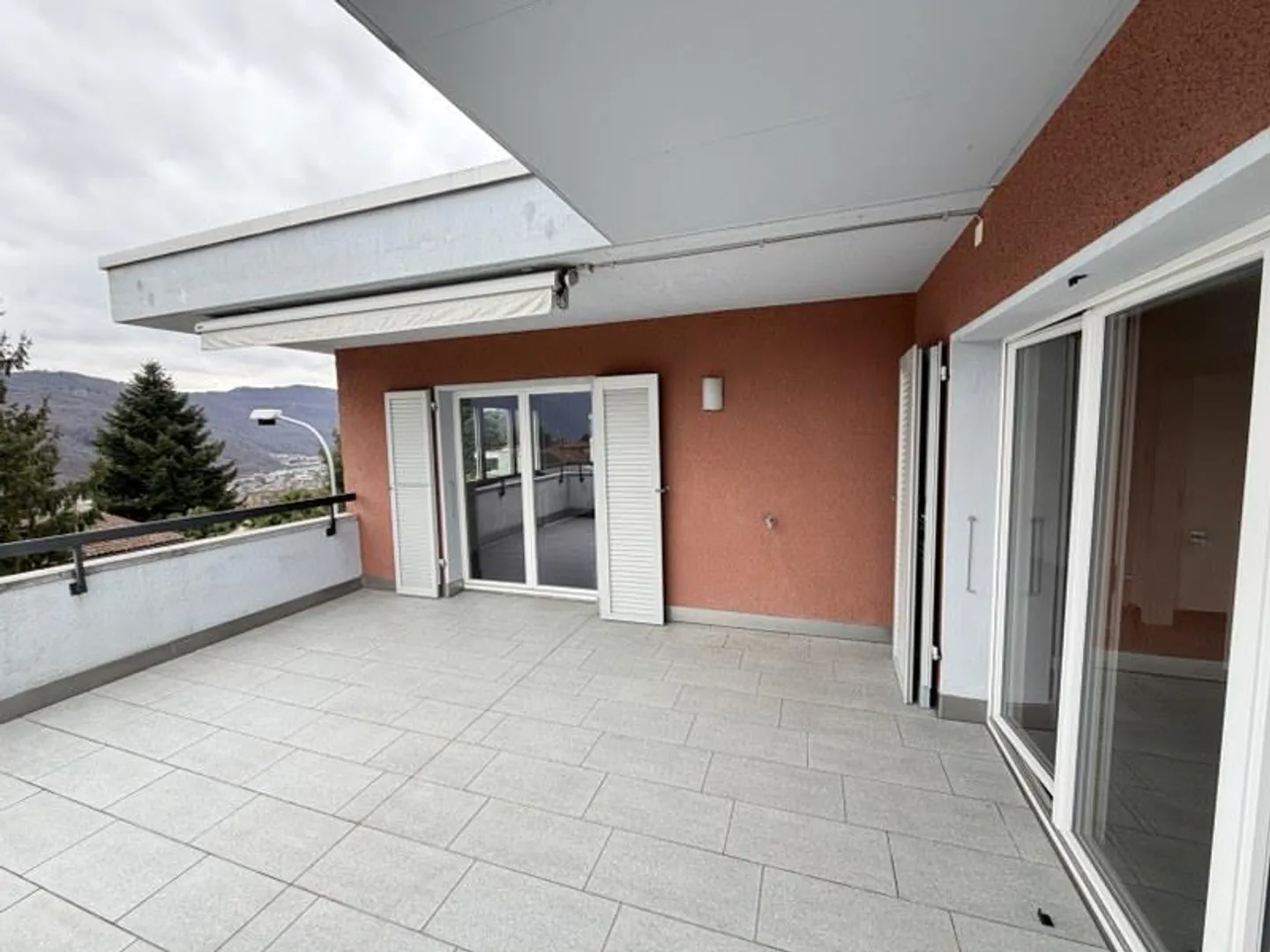 DACHGESCHOSSWOHNUNG 5.5 ZIMMER MIT TERRASSE UND OFFENEM BLICK - Foto 1 von 13