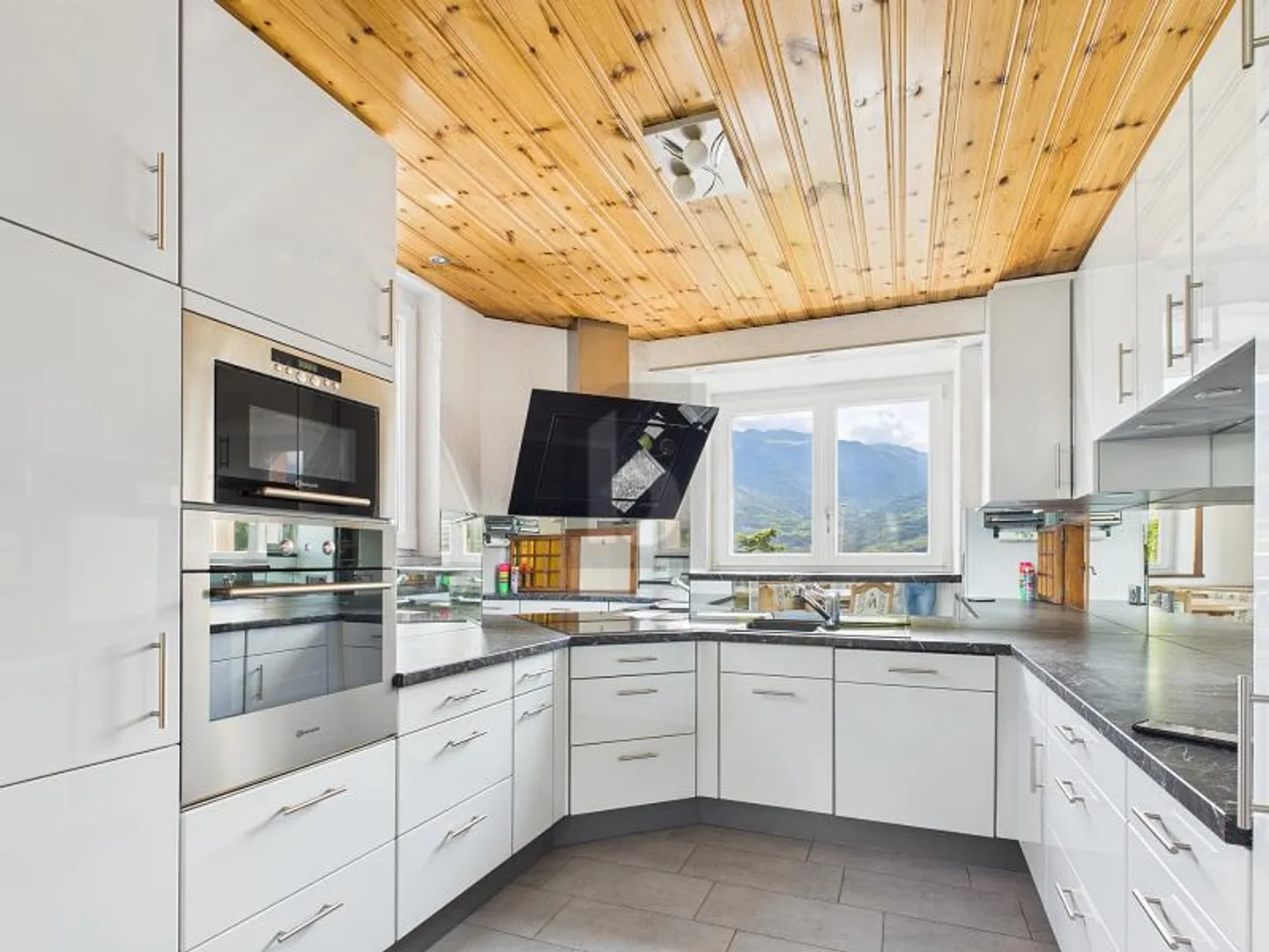 Charming House with Panoramic Views - Photo 3 of 6