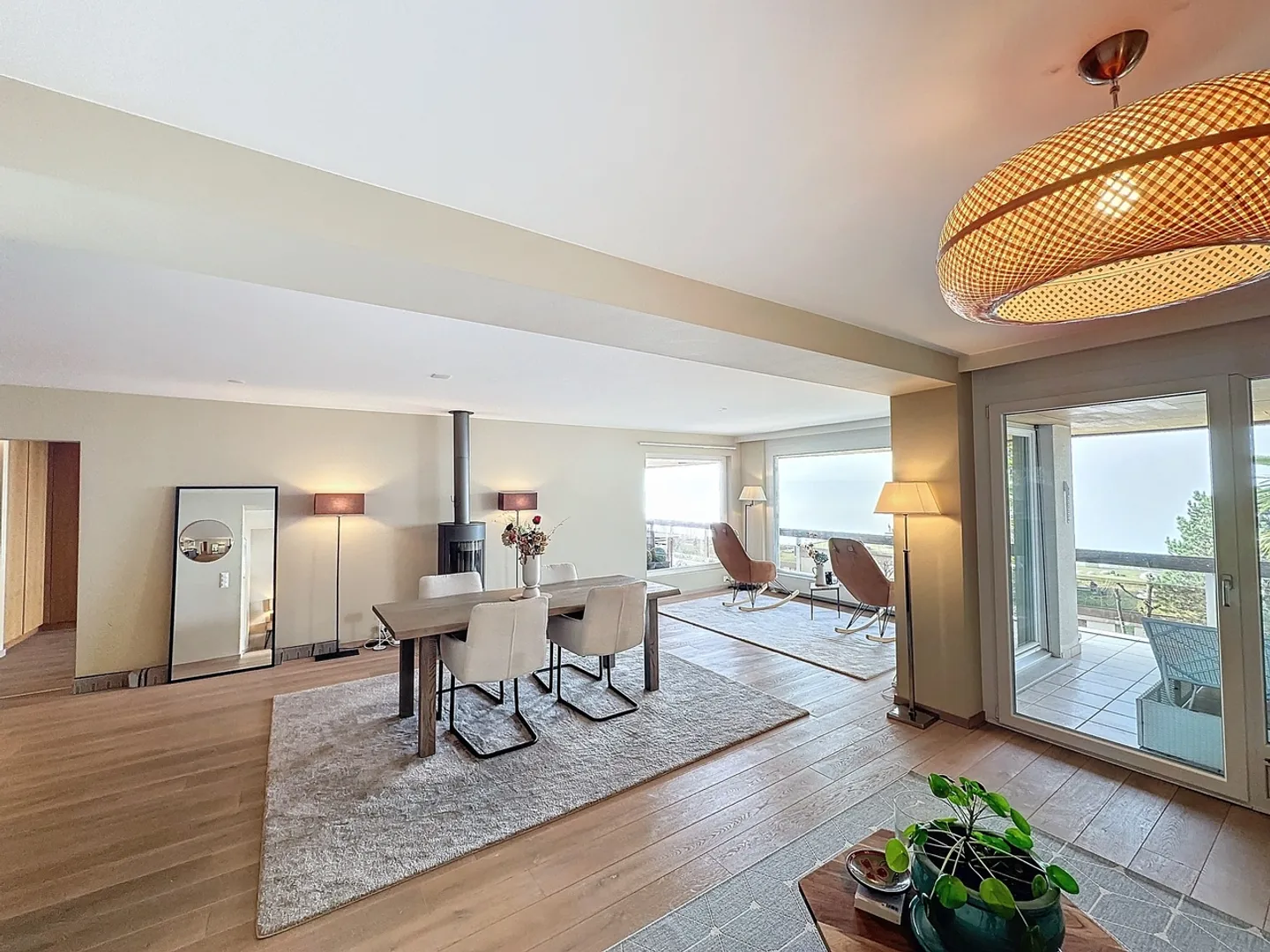 Appartement Magnifique avec Vue Lac - Photo 2 sur 9