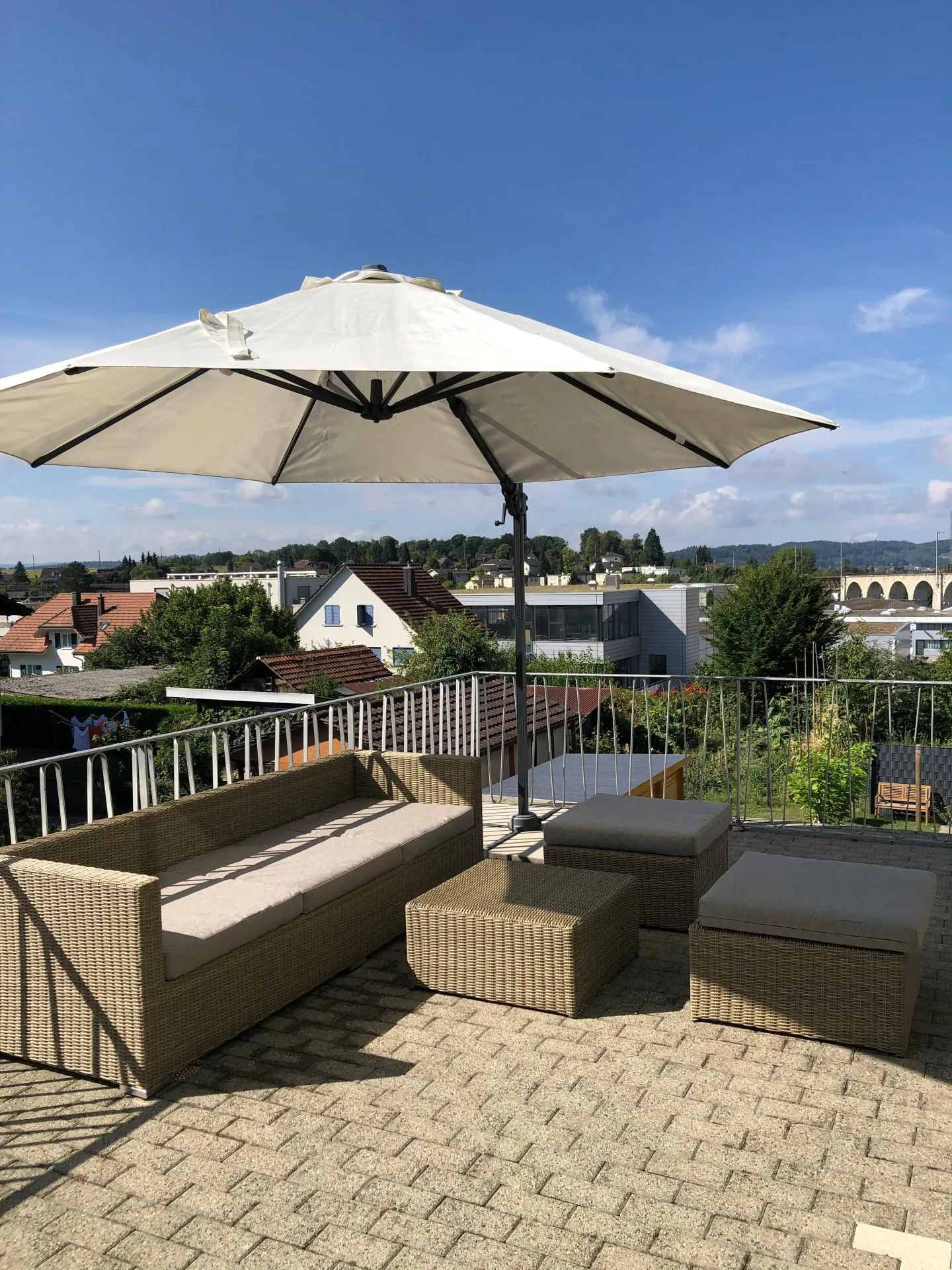 Geräumige Wohnung mit Terrasse - Foto 1 von 8