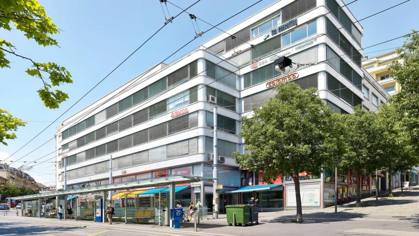 Office of 238 m2 just steps from the train station - Photo 2 of 9