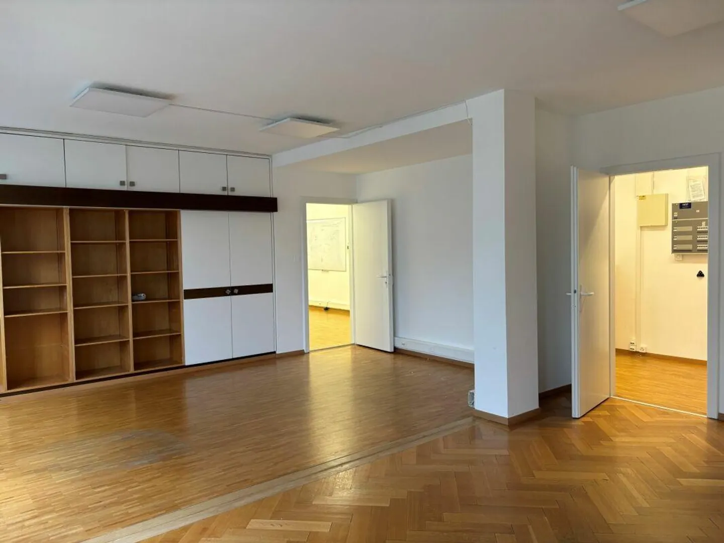 Office of 238 m2 just steps from the train station - Photo 5 of 9