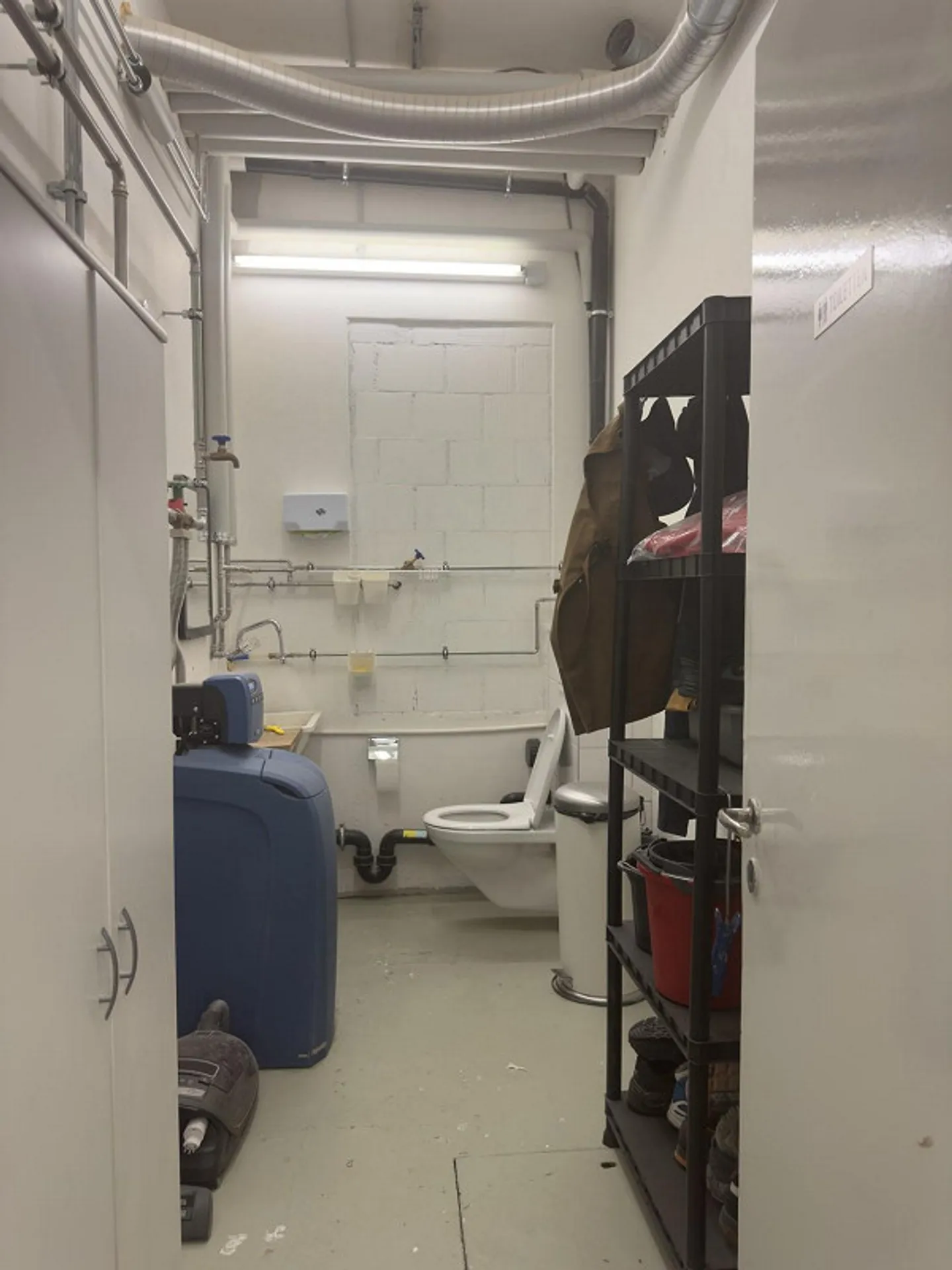 Officina e magazzino inclusi garage - Foto 8 di 9