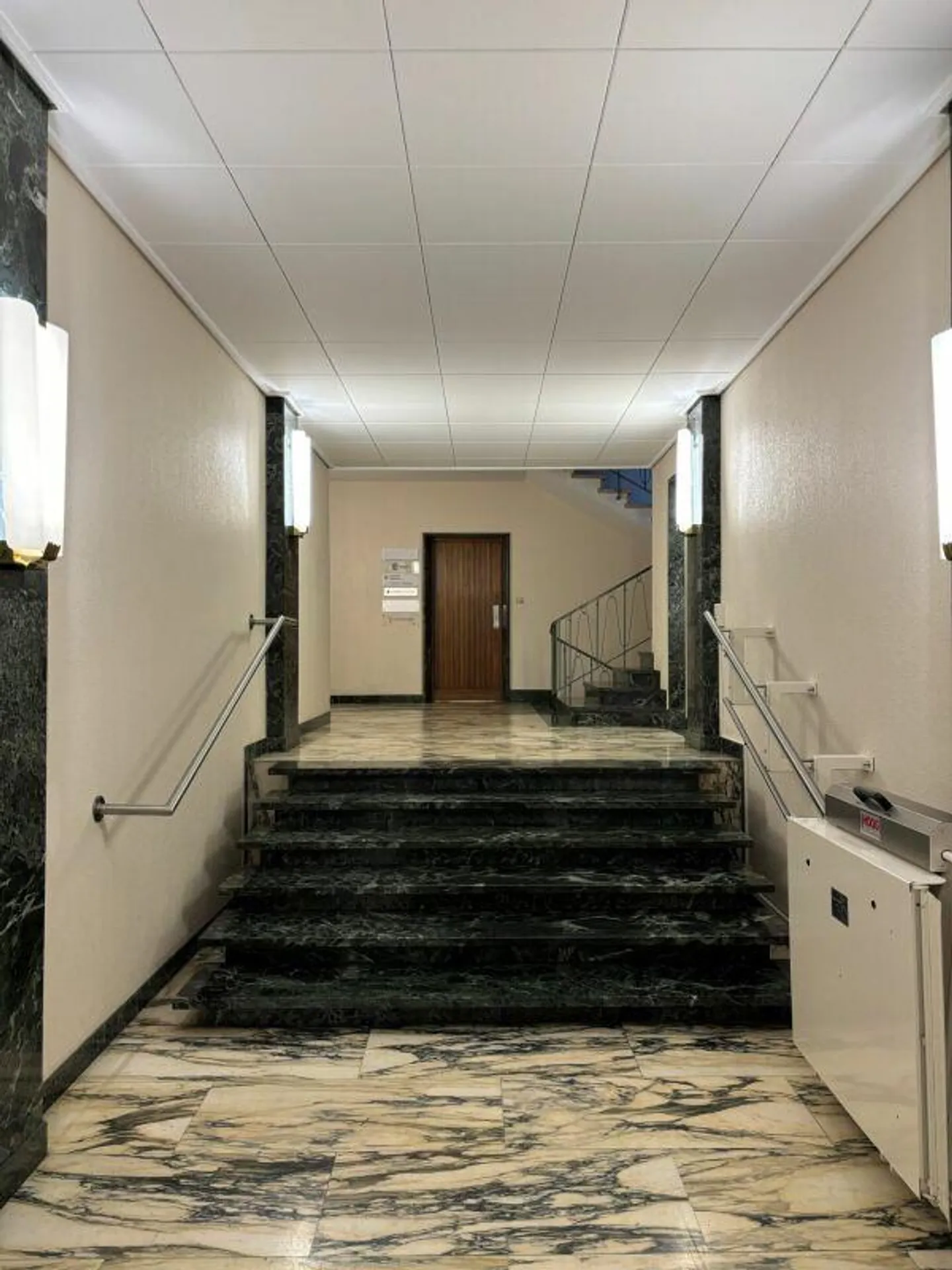 Office of 238 m2 just steps from the train station - Photo 7 of 9