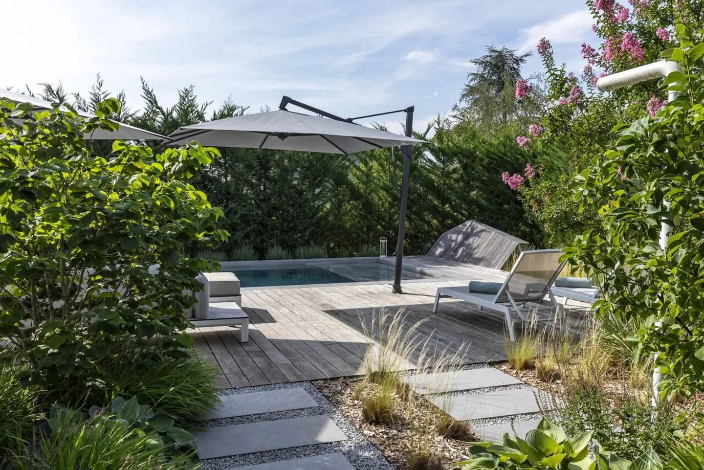 SPLENDID VILLA WITH SWIMMING POOL in VÉSENAZ - Photo 2 of 13