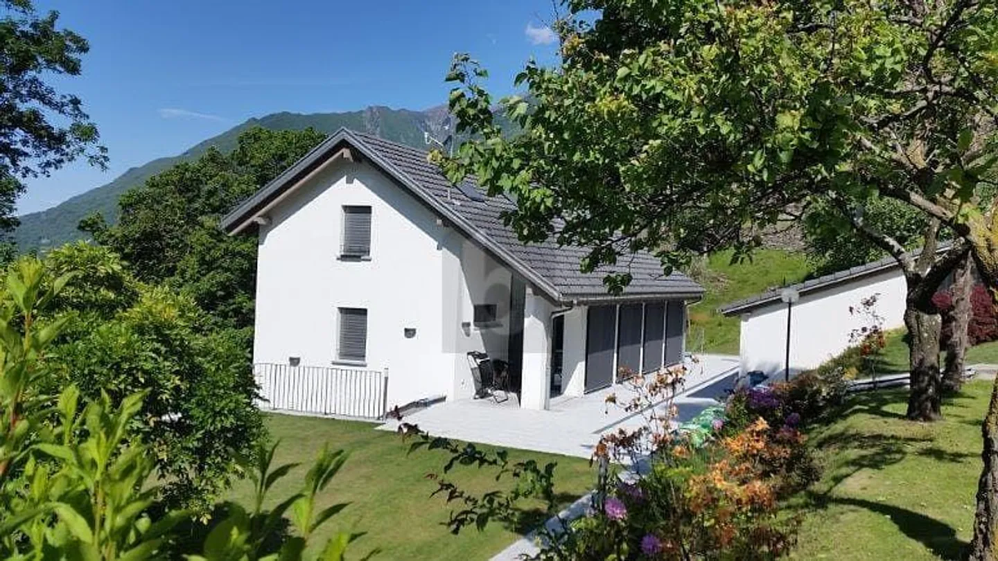 MODERN UND GERÄUMIG MIT GROSSEN GARTEN - Foto 1 von 6