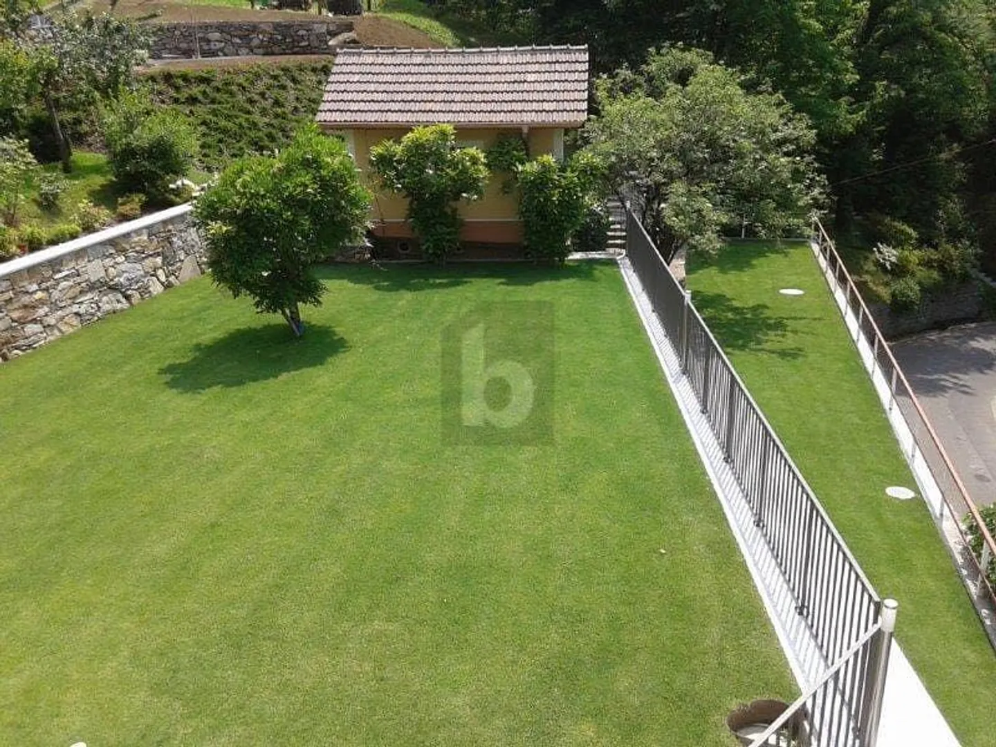 MODERN UND GERÄUMIG MIT GROSSEN GARTEN - Foto 2 von 6