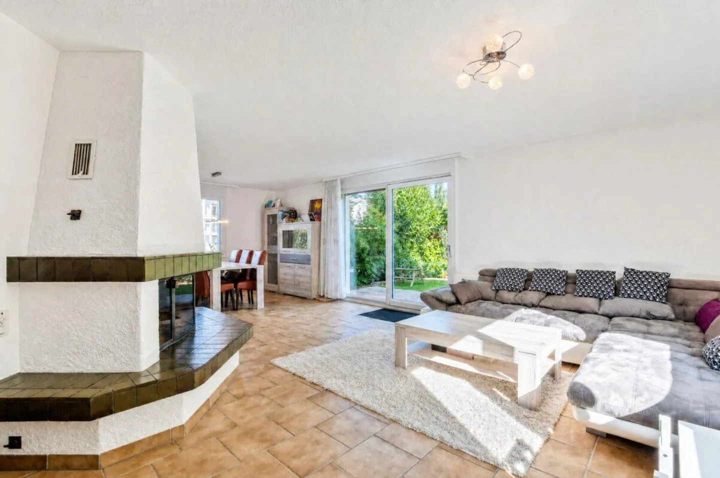 Ampia casa unifamiliare con un ambiente attraente - Foto 2 di 10