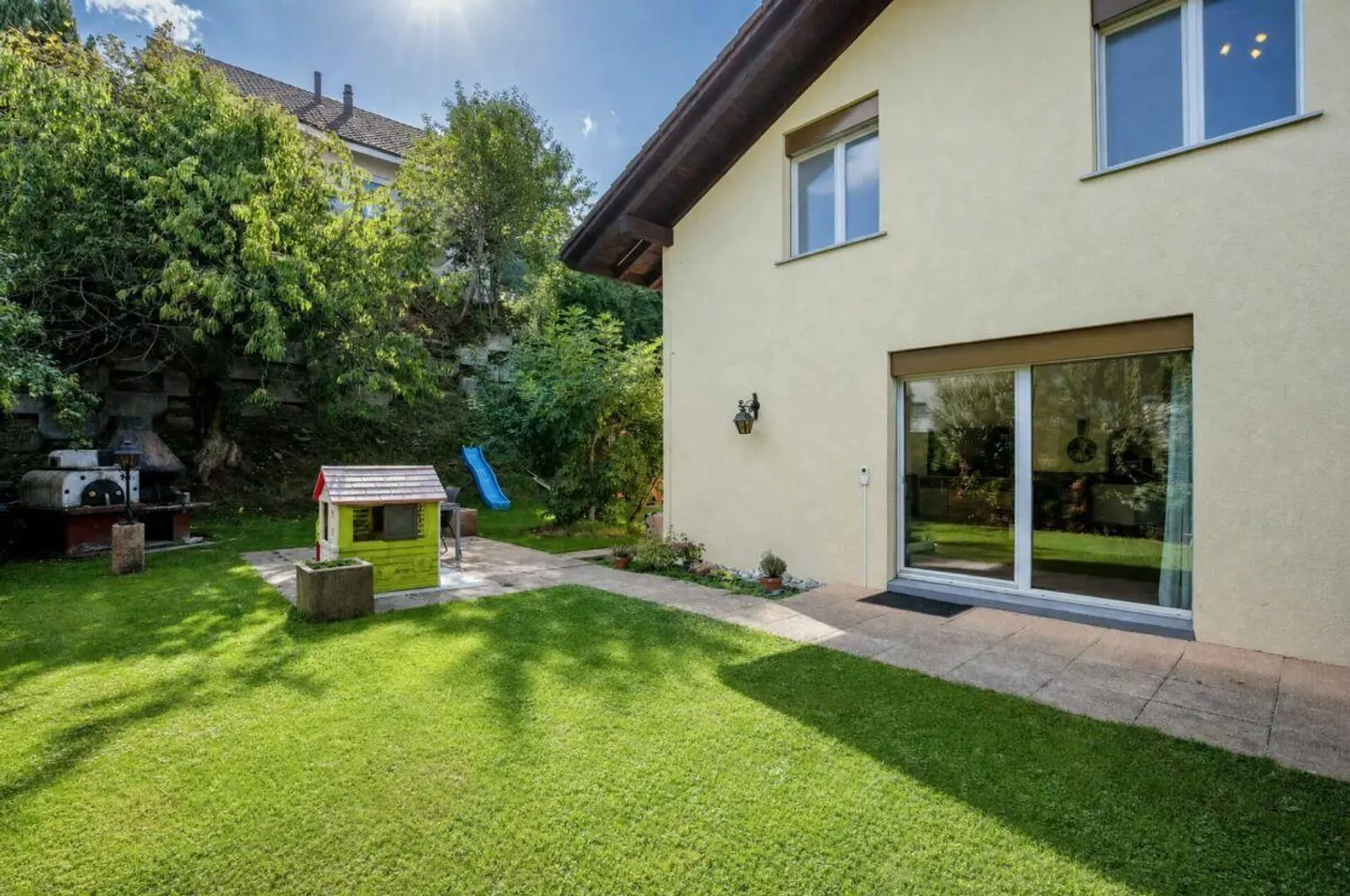 Ampia casa unifamiliare con un ambiente attraente - Foto 5 di 10