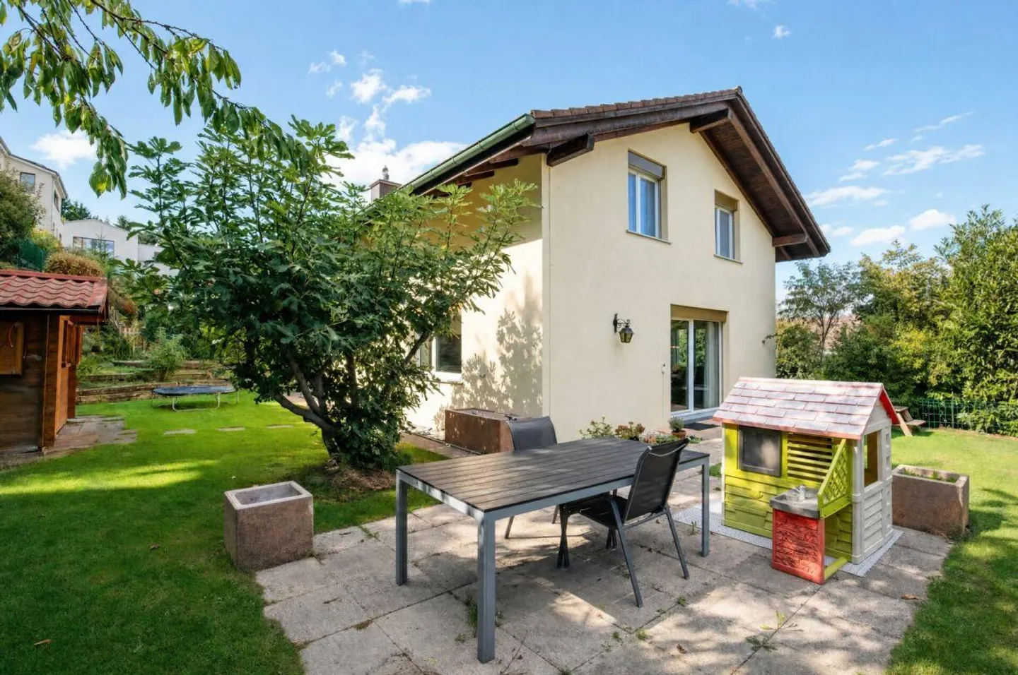 Ampia casa unifamiliare con un ambiente attraente - Foto 4 di 10