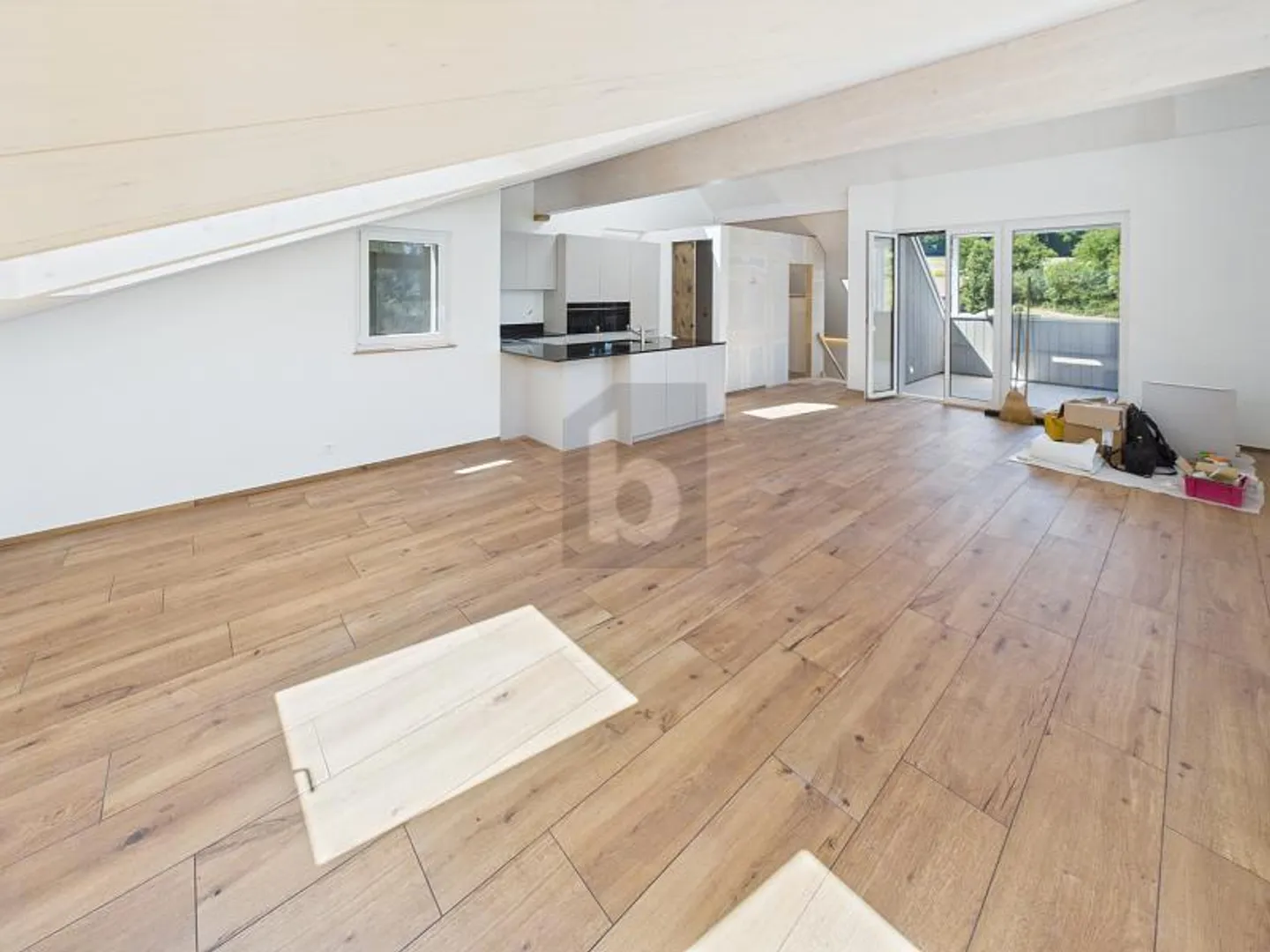 ERSTBEZUG, IM EIGENTUMSSTANDARD, MIT VIEL HOLZ - Photo 1 sur 6