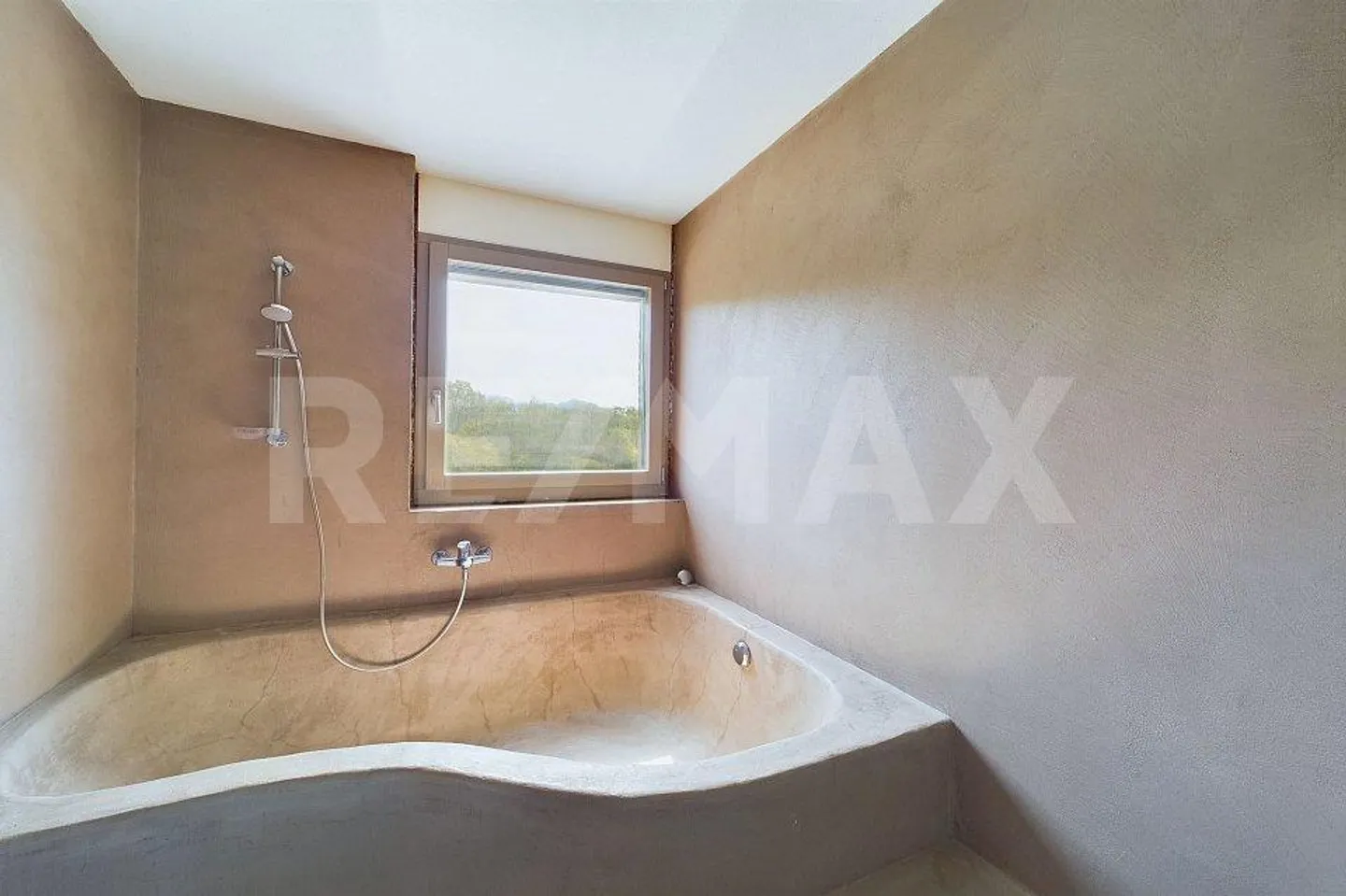Single-family house with separate office ideal for families - Photo 13 of 13