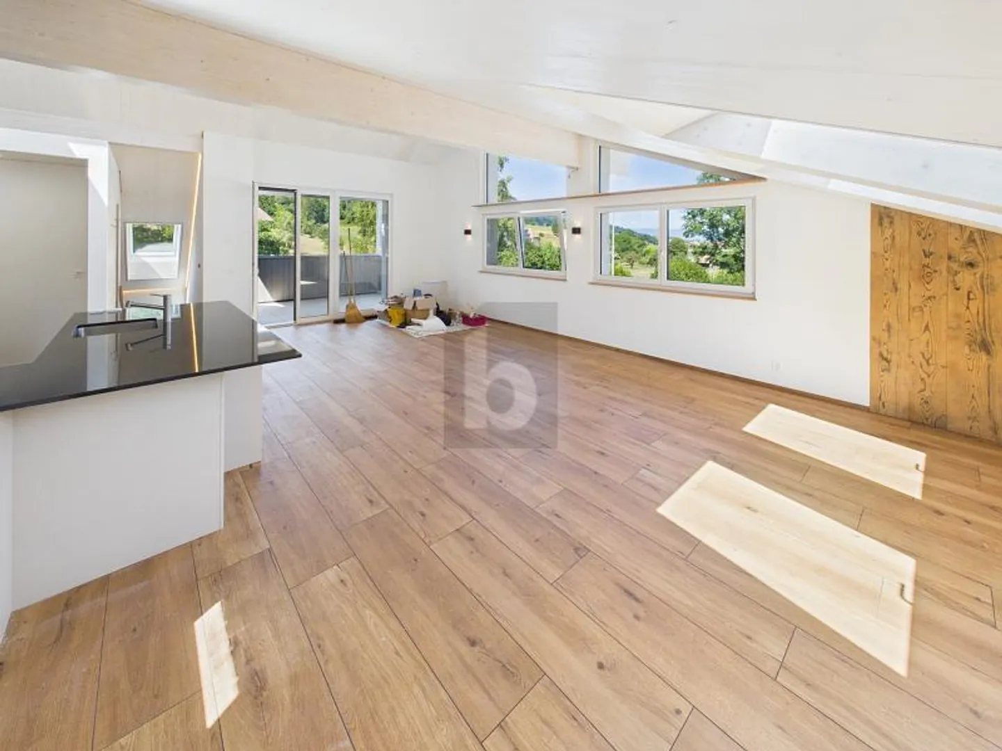 ERSTBEZUG, IM EIGENTUMSSTANDARD, MIT VIEL HOLZ - Photo 2 sur 6