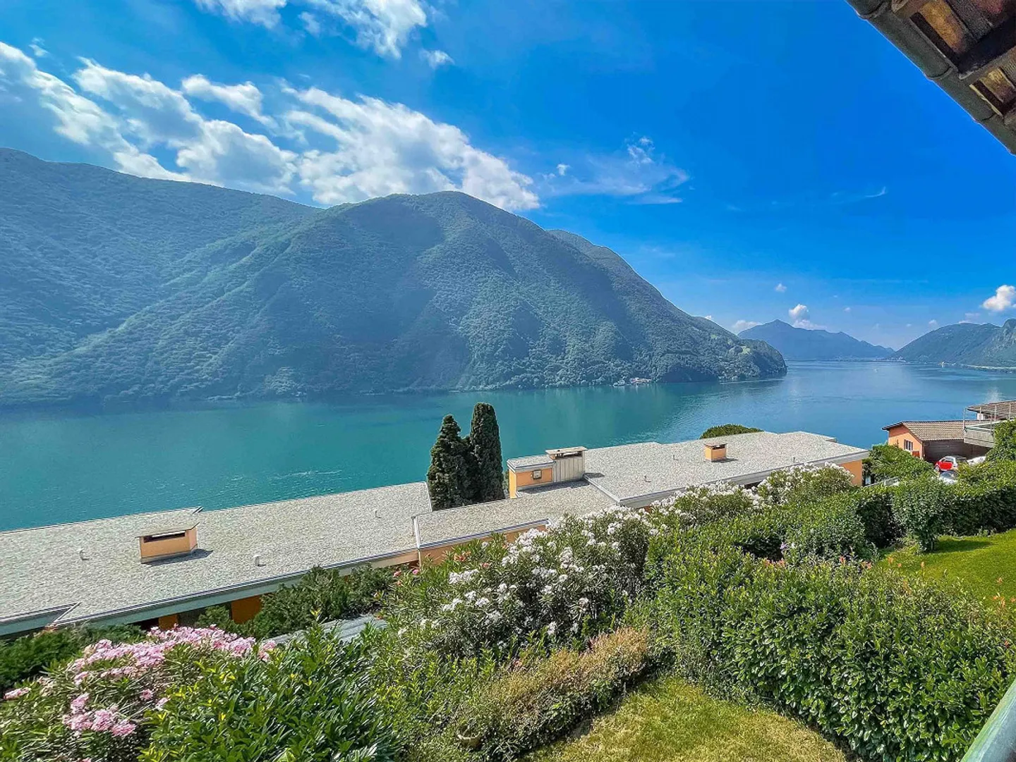 Villa in fila con vista lago a Castagnola - Foto 1 di 9