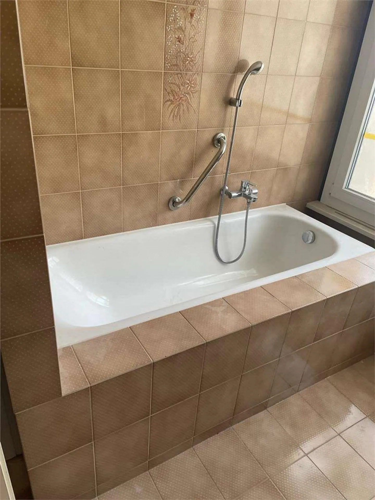 Vira Gambarogno, second floor, spacious 3.5 room apartment with - Photo 2 of 5