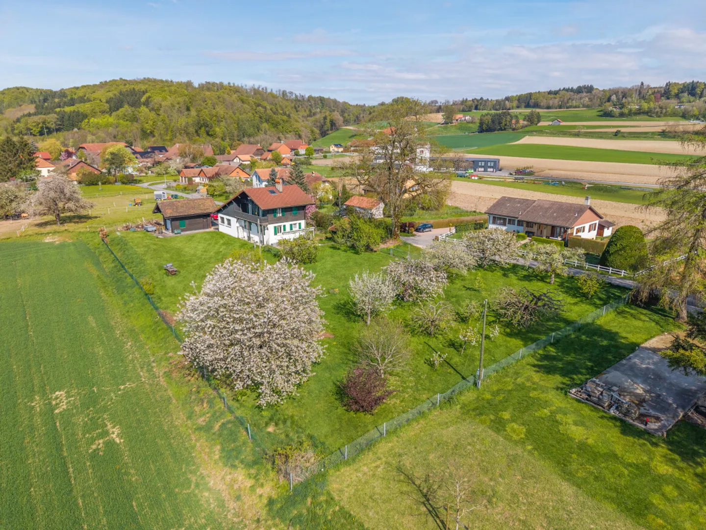 Chalet in una posizione tranquilla con grande giardino - Foto 1 di 7