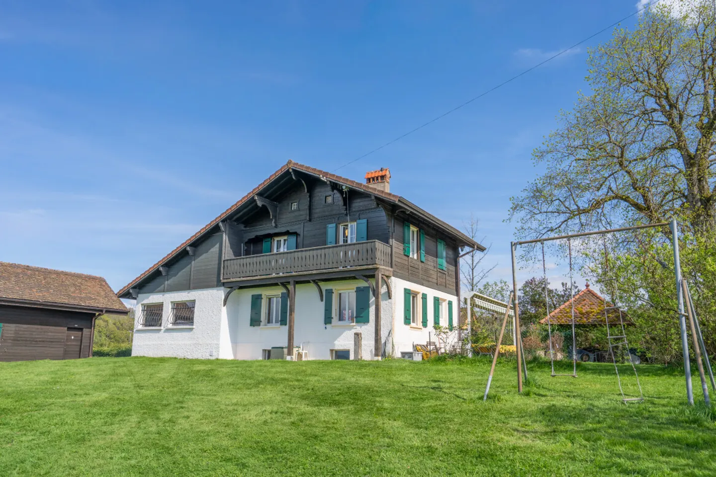 Chalet in una posizione tranquilla con grande giardino - Foto 2 di 7