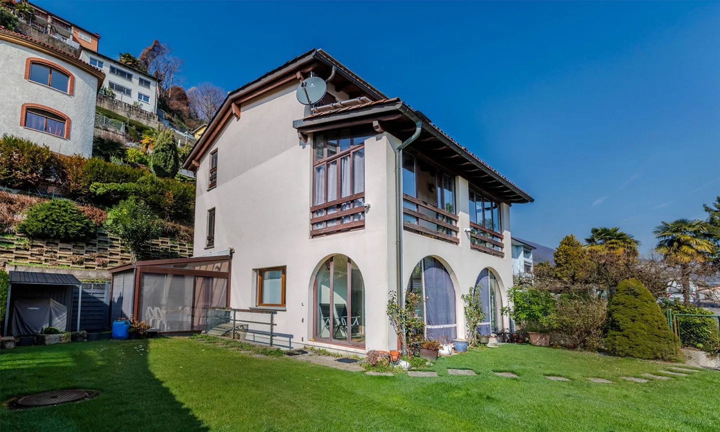 ELEGANT AND BRIGHT 7.5-ROOM HOUSE WITH GARDEN IN AGNO - Photo 1 of 10
