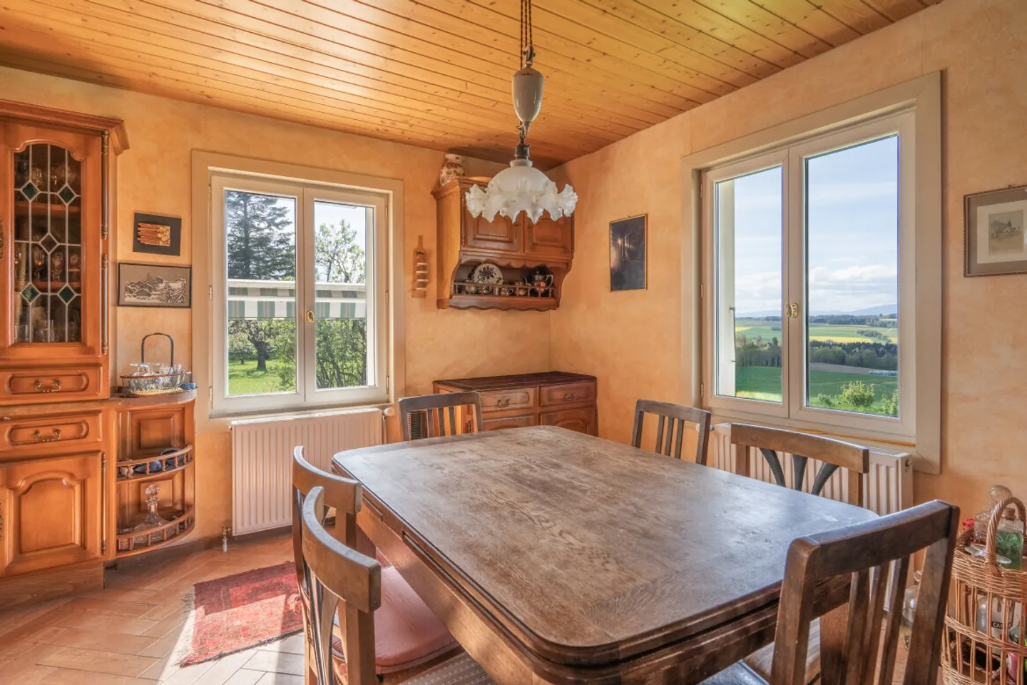 Chalet in una posizione tranquilla con grande giardino - Foto 3 di 7