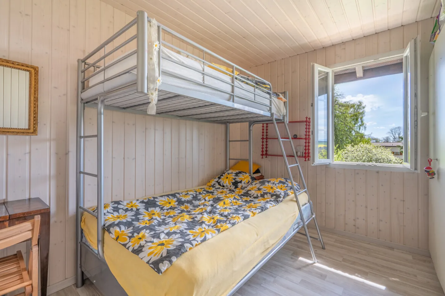 Chalet in una posizione tranquilla con grande giardino - Foto 6 di 7