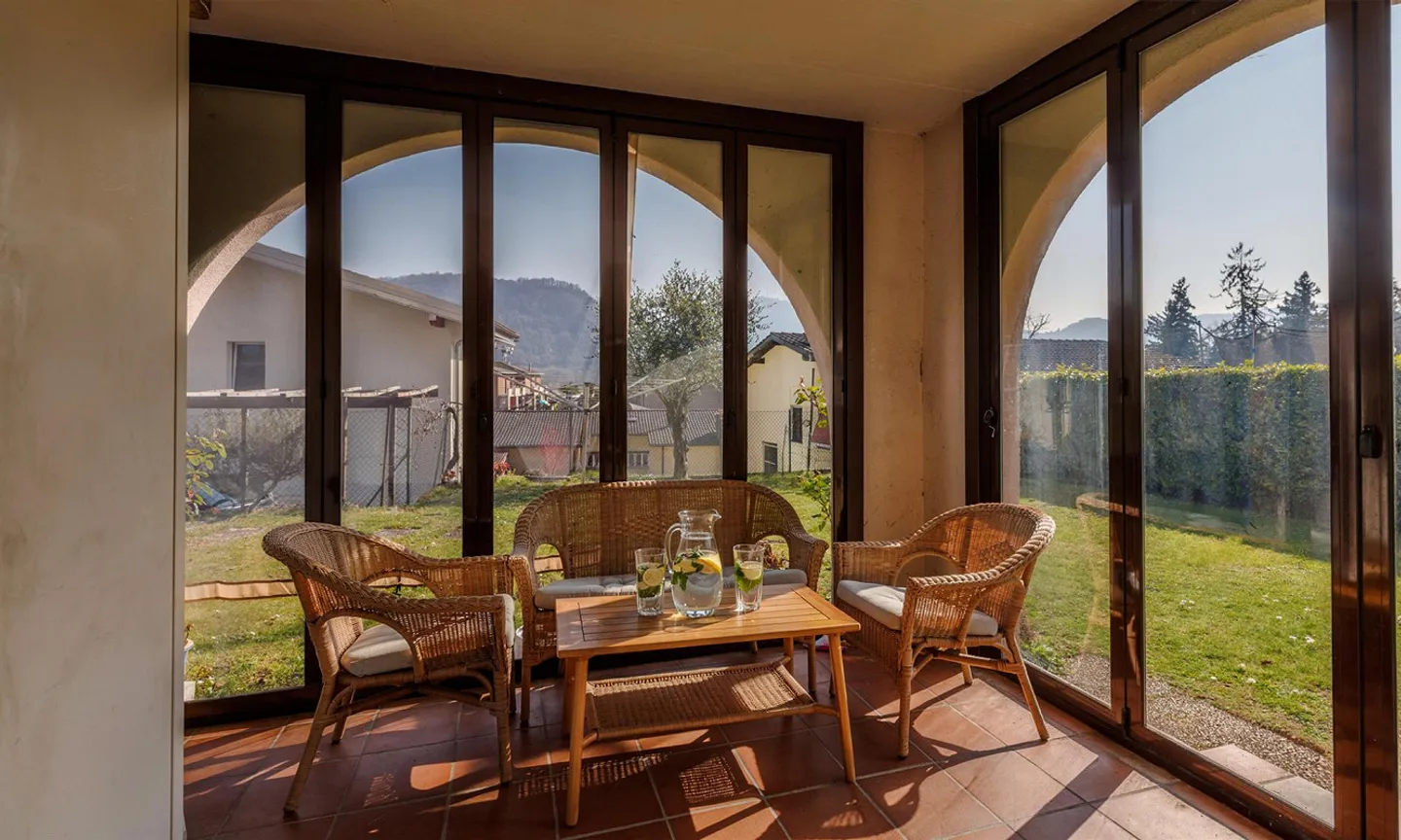 ELEGANT AND BRIGHT 7.5-ROOM HOUSE WITH GARDEN IN AGNO - Photo 4 of 10