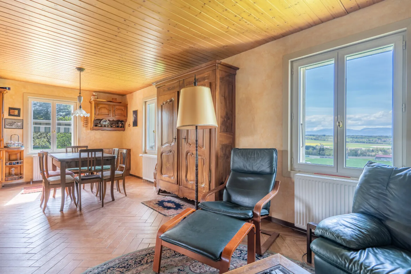 Chalet in una posizione tranquilla con grande giardino - Foto 4 di 7