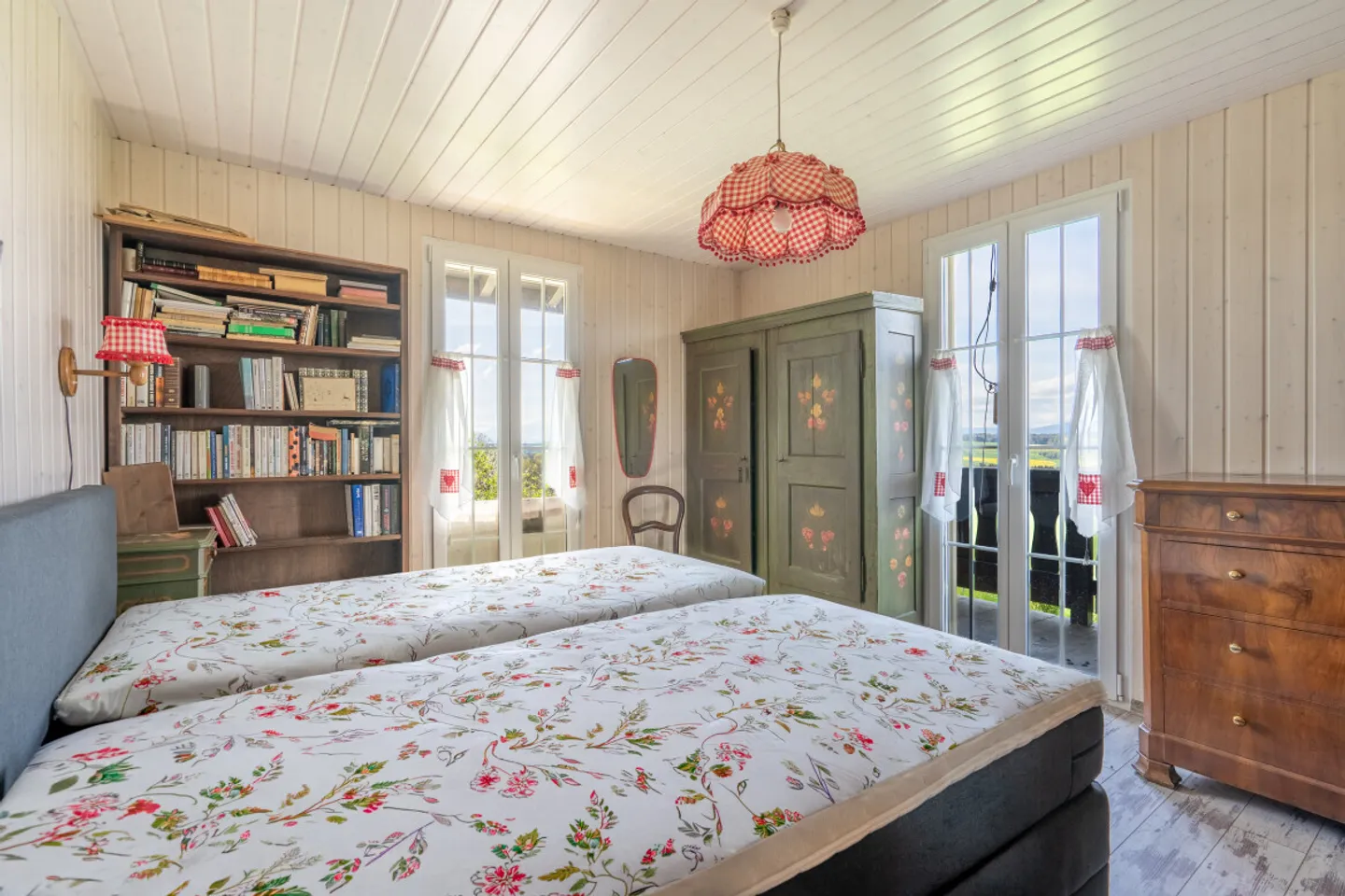 Chalet in una posizione tranquilla con grande giardino - Foto 5 di 7