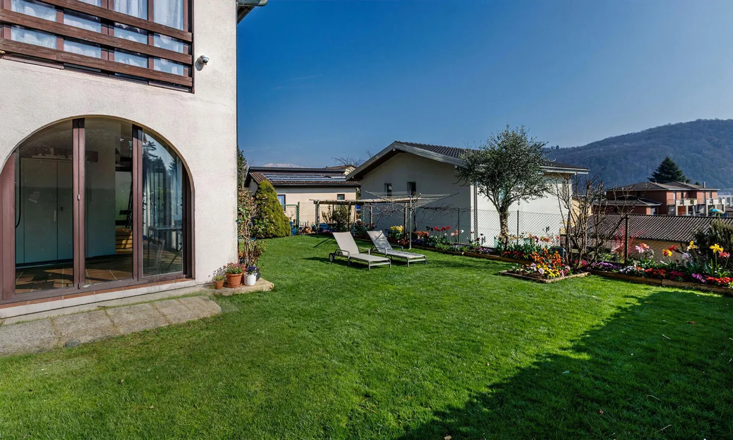 ELEGANT AND BRIGHT 7.5-ROOM HOUSE WITH GARDEN IN AGNO - Photo 5 of 10