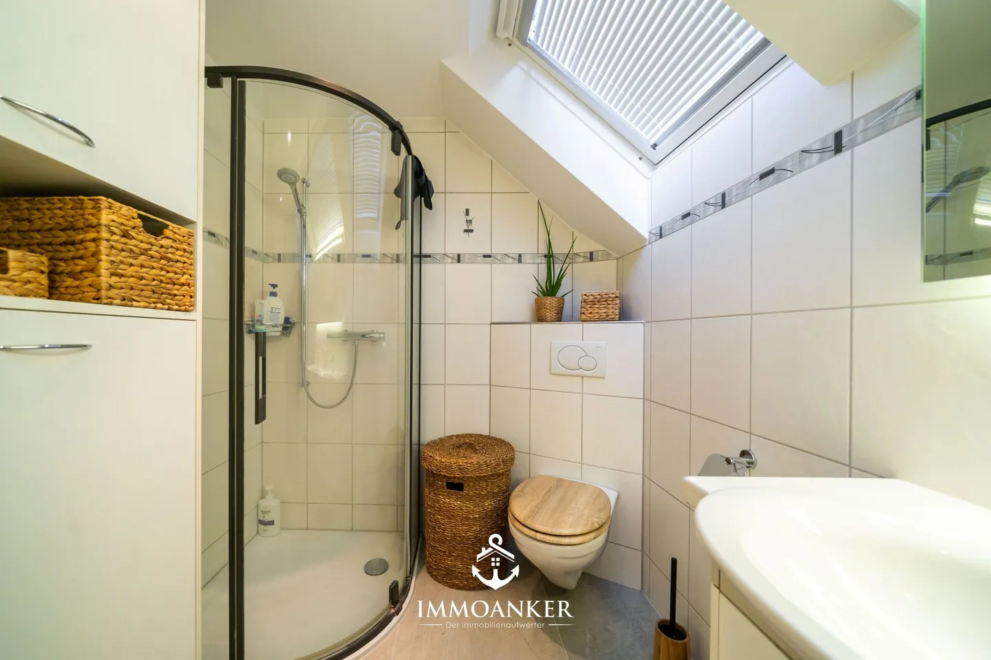 Family-friendly. Bright. Central 5.5 Room Single Family House in Oberuzwil - Photo 5 of 13