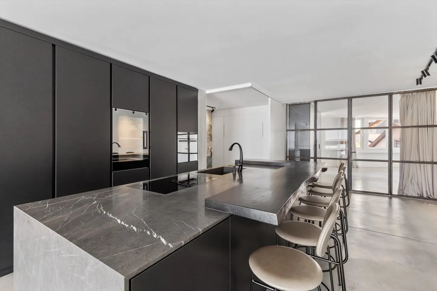 Schöne Wohnung/Loft im 4. Stock mit 2,5 Zimmern, mit der Möglichkeit, es in 3,5 Zimmer von 150m2 umzuwandeln - Foto 2 von 13