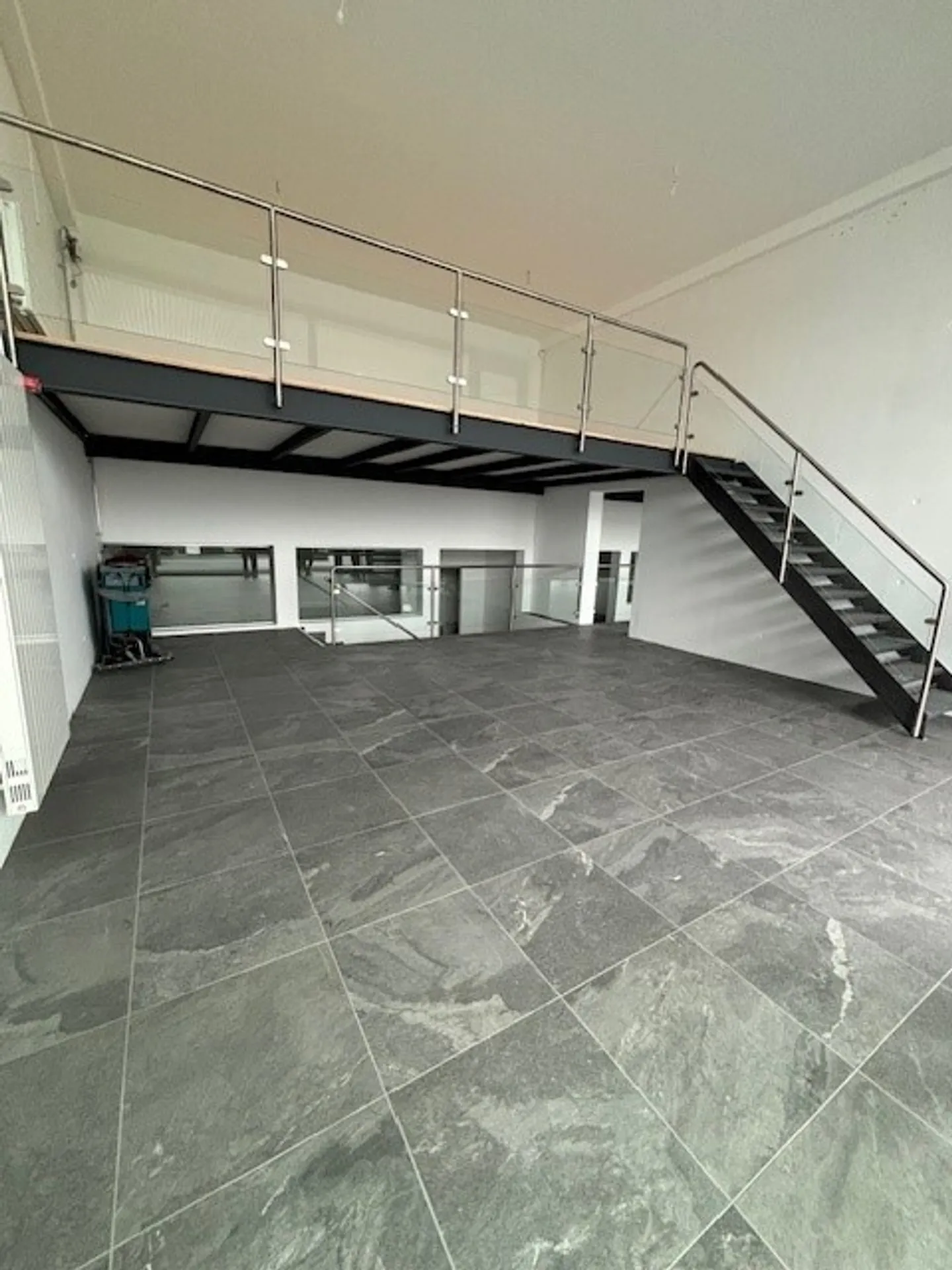 A LOUER, MAGNIFIQUE SHOWROOM - Photo 1 sur 5