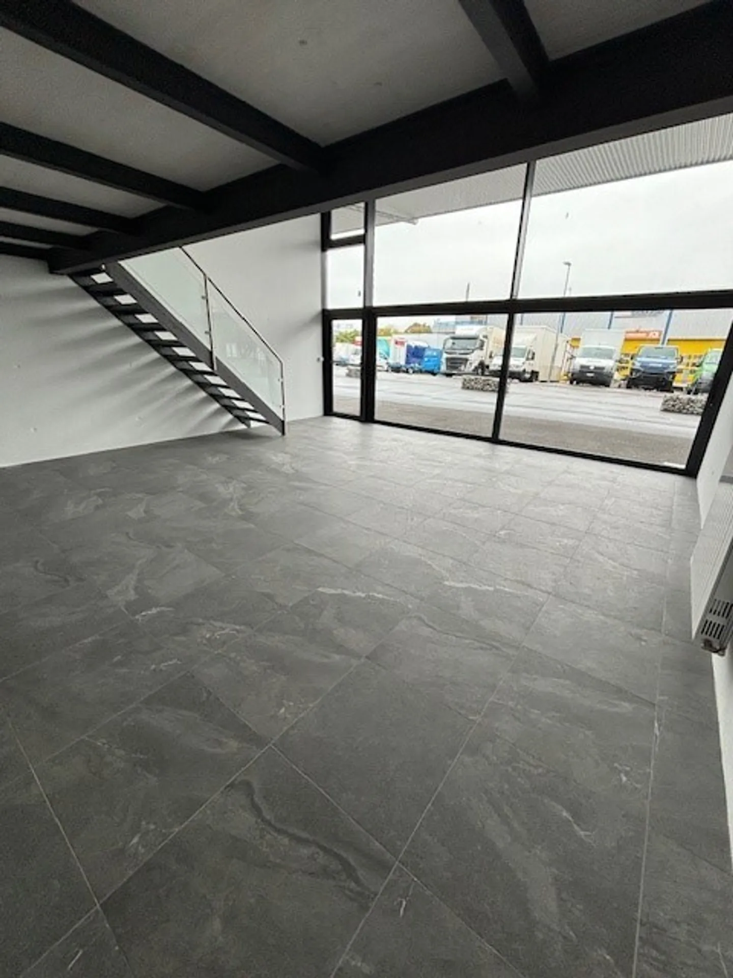 A LOUER, MAGNIFIQUE SHOWROOM - Photo 2 sur 5