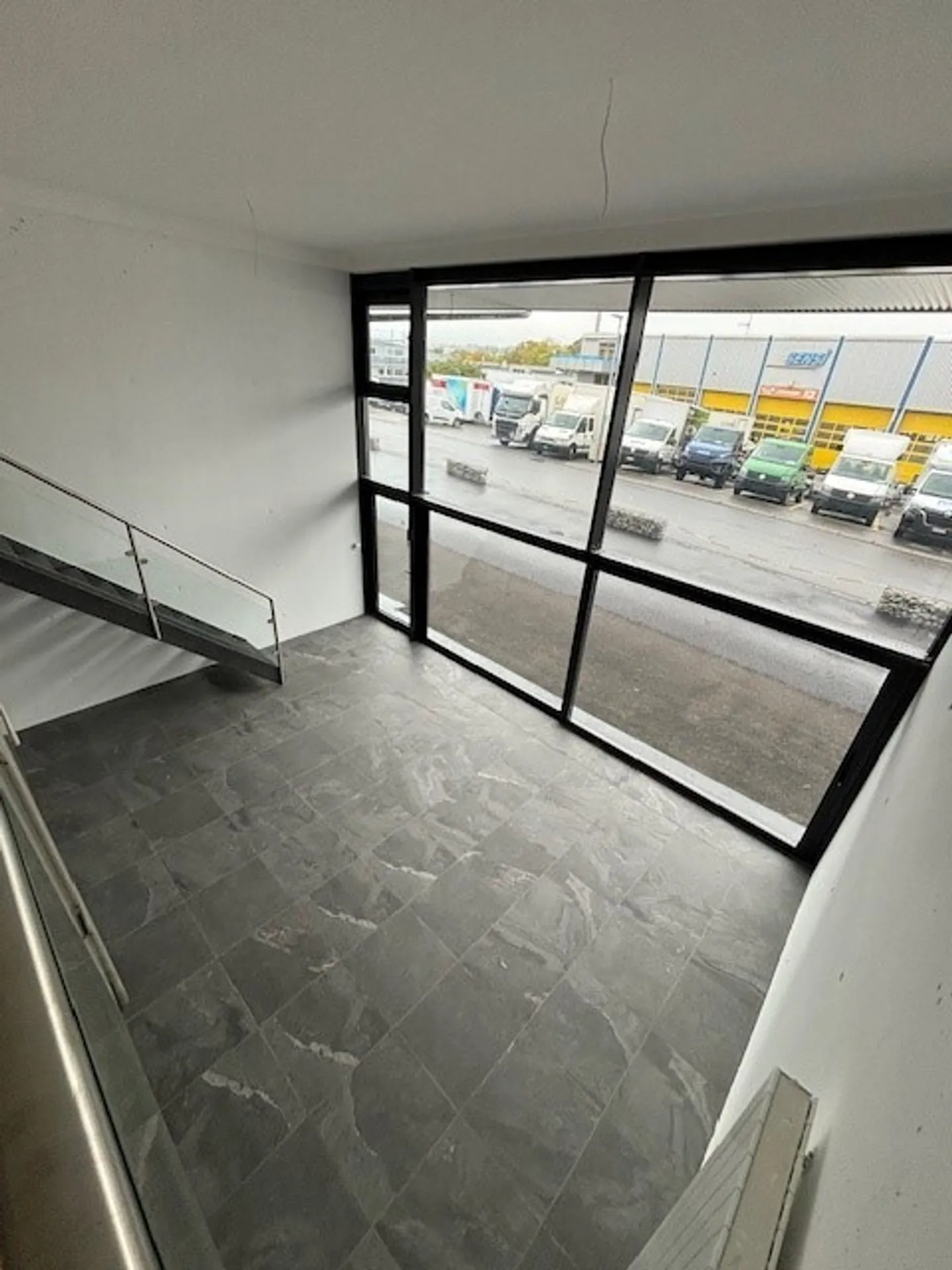 A LOUER, MAGNIFIQUE SHOWROOM - Photo 3 sur 5