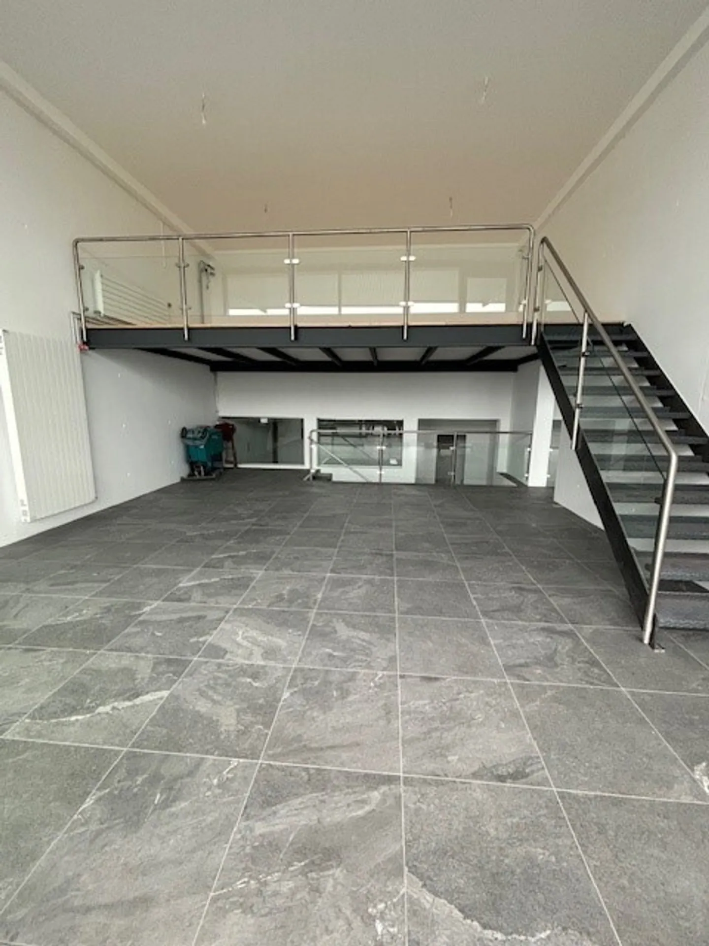 A LOUER, MAGNIFIQUE SHOWROOM - Photo 4 sur 5