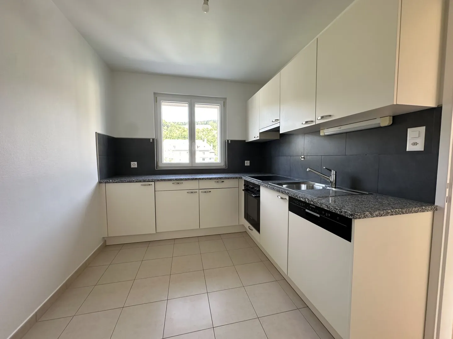 Charmant appartement de 3 pièces avec cuisine agencée dans quartier calme ! - Foto 1 von 6