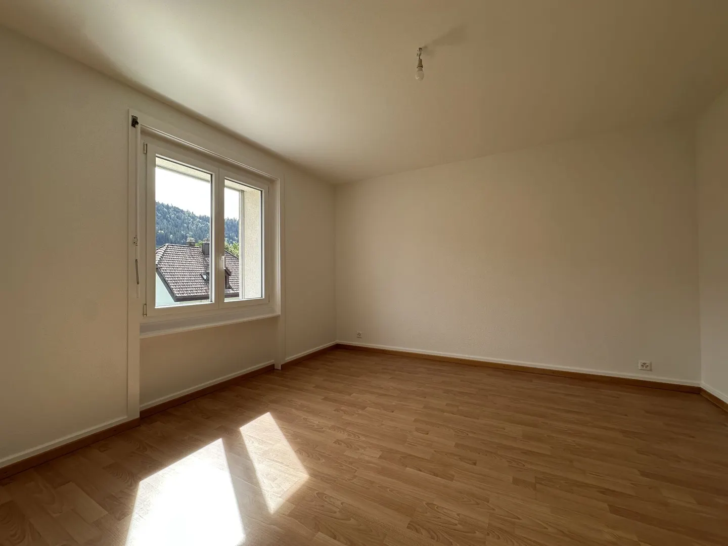 Charmant appartement de 3 pièces avec cuisine agencée dans quartier calme ! - Foto 4 von 6