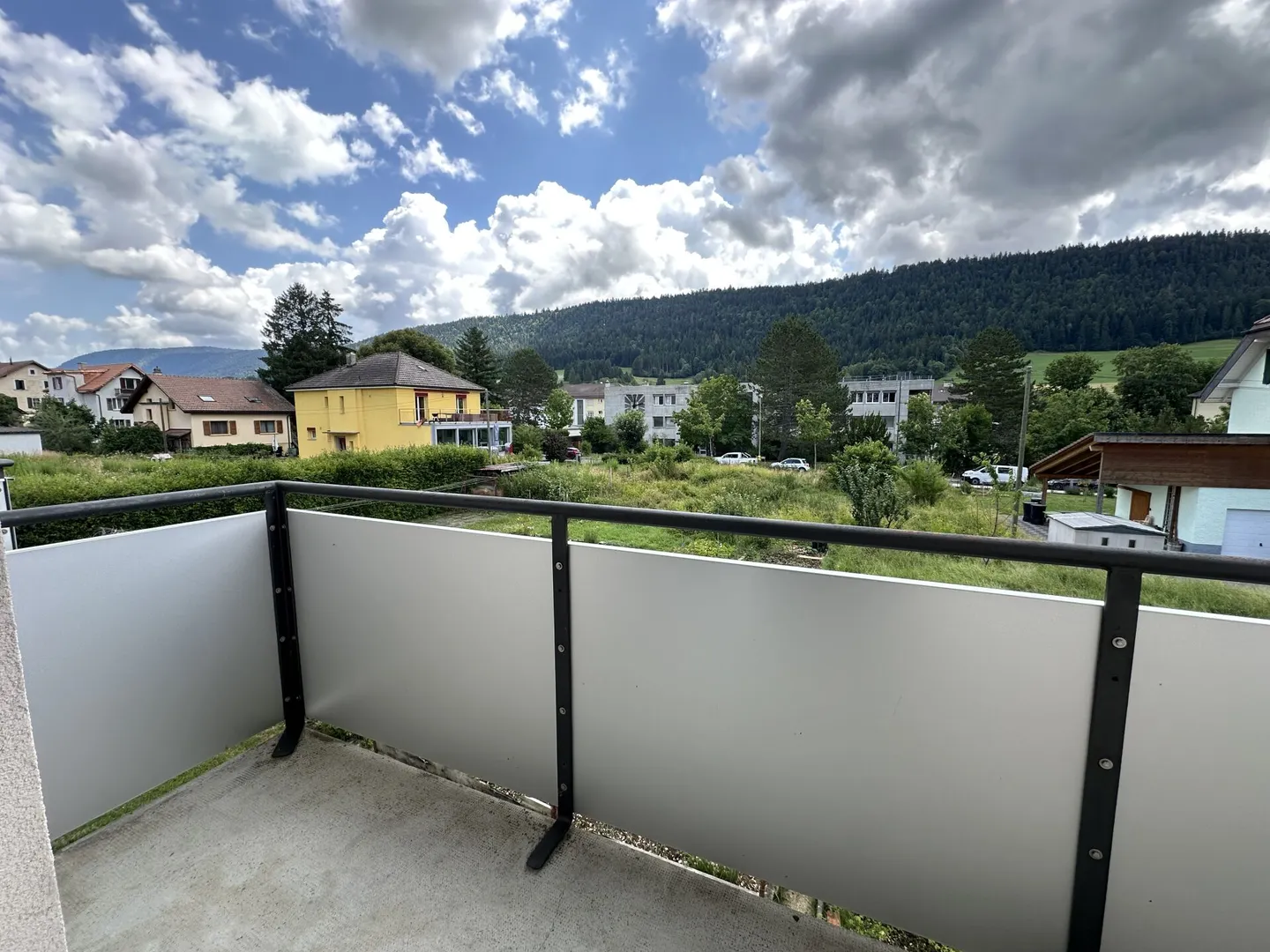 Charmant appartement de 3 pièces avec cuisine agencée dans quartier calme ! - Foto 2 von 6