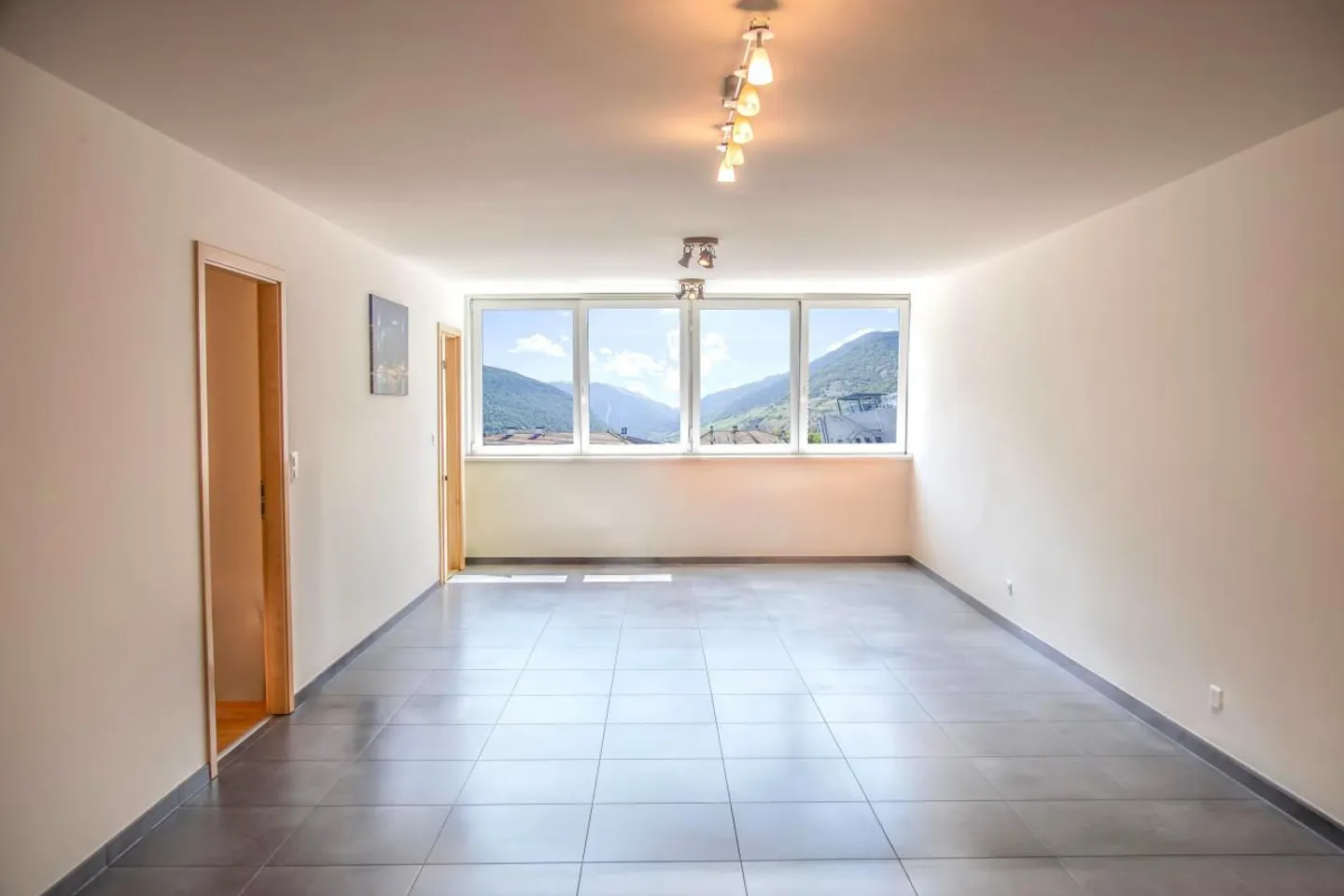 Große 2,5-Zimmer-Wohnung, renoviert + private Garagenbox, Martigny Zentrum - Foto 1 von 11