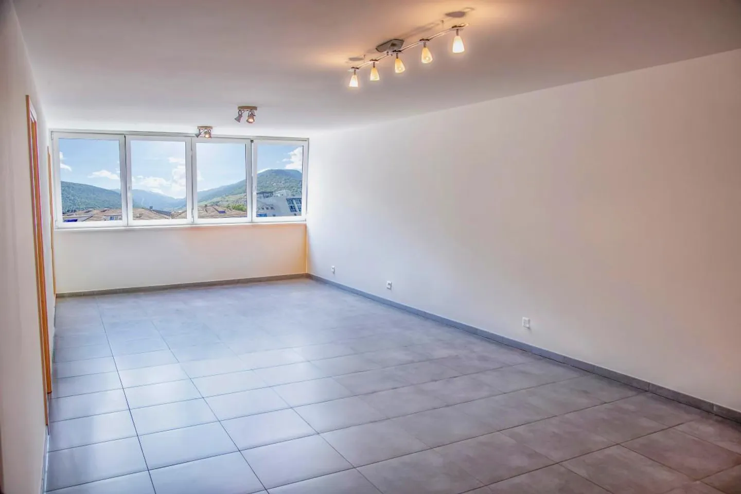 Große 2,5-Zimmer-Wohnung, renoviert + private Garagenbox, Martigny Zentrum - Foto 7 von 11